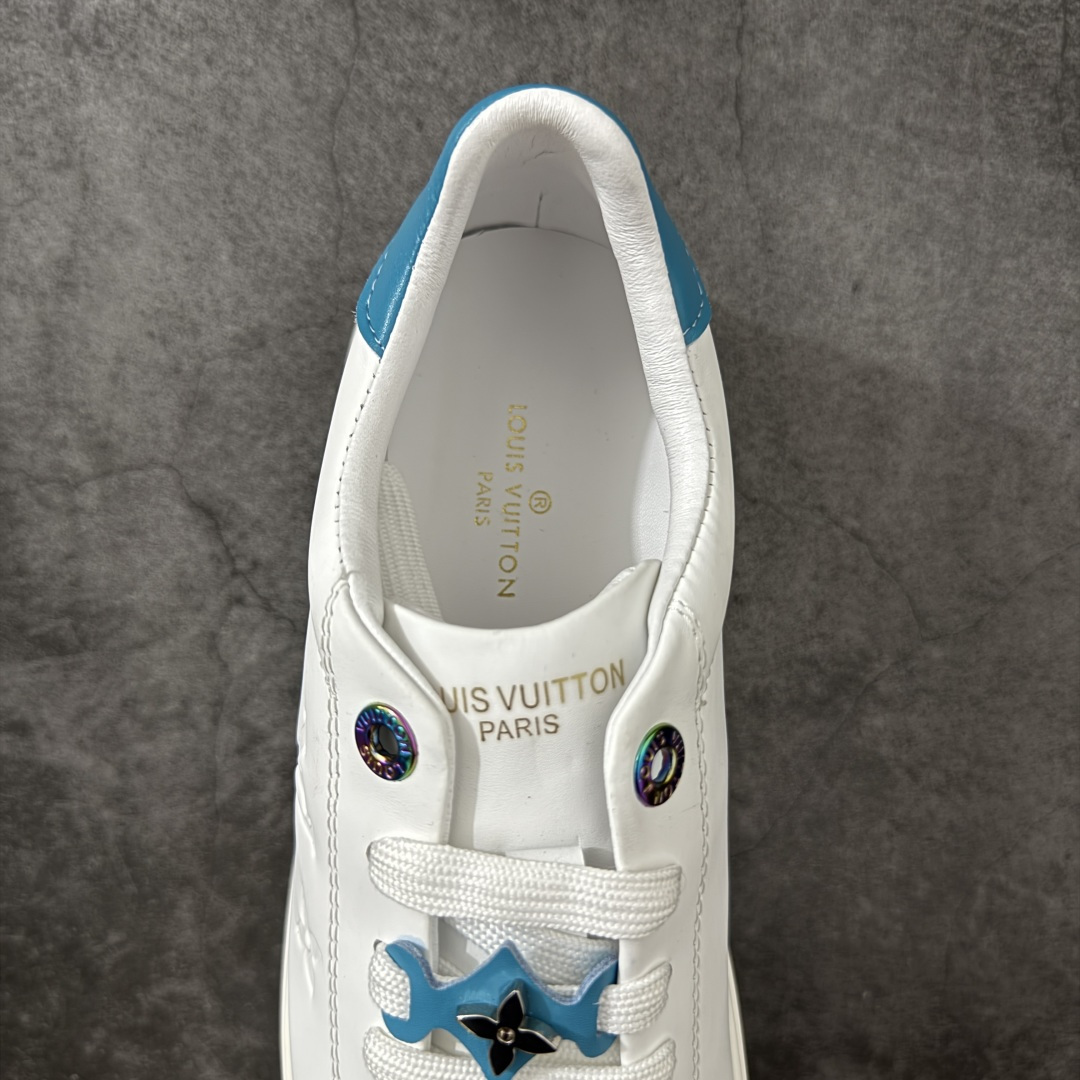 图片[8]-【YS纯原】广奢高端货Louis Vuitton New Arrival 系列 LV Time Out 情侣小白鞋｜ ✦ 小白鞋正统线条：干净、高级、显脚瘦 ✦ 经典 Monogram 老花：辨识度满分，一眼奢侈 ✦ 进口头层小牛皮鞋面：细腻、柔韧、鞋面更挺括 ✦ 羊皮内里：脚感软糯不磨脚，全天穿无压力 ✦ 原楦开发：版型挺拔、比例更精致 ✦ 鞋边立体雕花纹理：细节完全到位，质感直观可见 ✦ 轻量橡胶大底：抓地防滑，上脚轻盈不累 ✦ 情侣款百搭属性：通勤、休闲、旅行全能搭配 ✦ 专柜级包装：原装鞋盒 / 防尘袋 / 配件齐全 尺码：35-45-选品中心