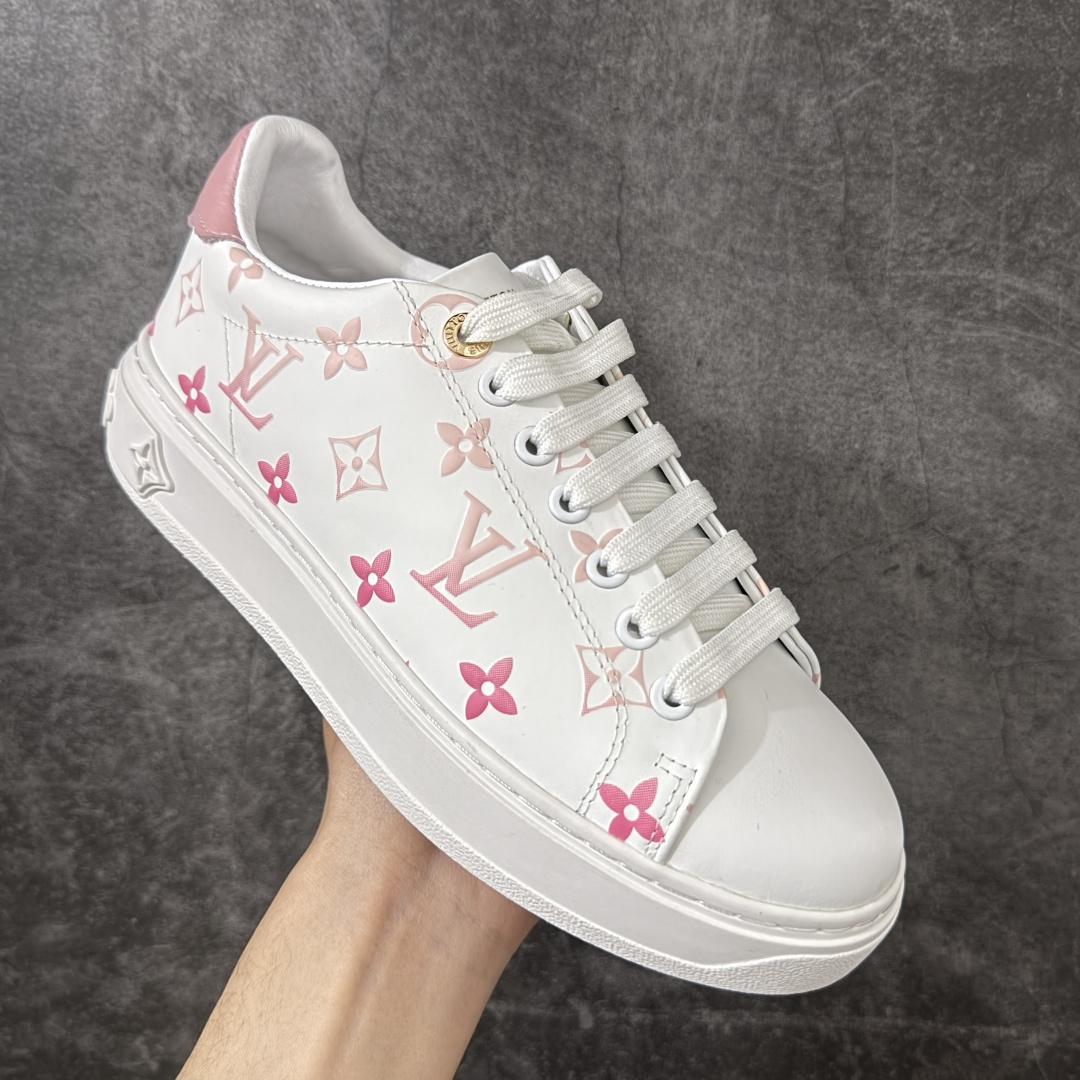图片[3]-【YS纯原】广奢高端货Louis Vuitton New Arrival 系列 LV Time Out 情侣小白鞋｜ ✦ 小白鞋正统线条：干净、高级、显脚瘦 ✦ 经典 Monogram 老花：辨识度满分，一眼奢侈 ✦ 进口头层小牛皮鞋面：细腻、柔韧、鞋面更挺括 ✦ 羊皮内里：脚感软糯不磨脚，全天穿无压力 ✦ 原楦开发：版型挺拔、比例更精致 ✦ 鞋边立体雕花纹理：细节完全到位，质感直观可见 ✦ 轻量橡胶大底：抓地防滑，上脚轻盈不累 ✦ 情侣款百搭属性：通勤、休闲、旅行全能搭配 ✦ 专柜级包装：原装鞋盒 / 防尘袋 / 配件齐全 尺码：35-45-选品中心