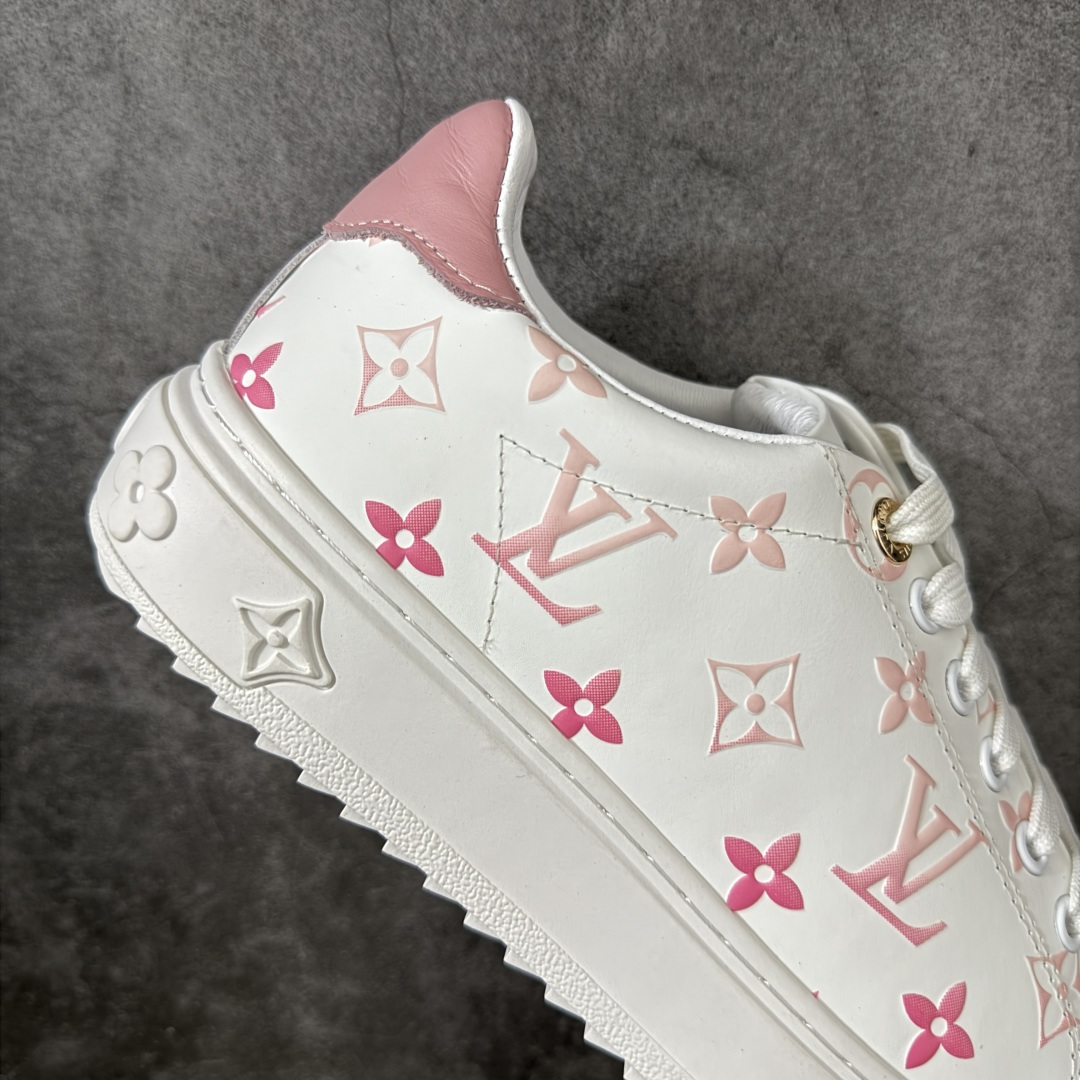 图片[7]-【YS纯原】广奢高端货Louis Vuitton New Arrival 系列 LV Time Out 情侣小白鞋｜ ✦ 小白鞋正统线条：干净、高级、显脚瘦 ✦ 经典 Monogram 老花：辨识度满分，一眼奢侈 ✦ 进口头层小牛皮鞋面：细腻、柔韧、鞋面更挺括 ✦ 羊皮内里：脚感软糯不磨脚，全天穿无压力 ✦ 原楦开发：版型挺拔、比例更精致 ✦ 鞋边立体雕花纹理：细节完全到位，质感直观可见 ✦ 轻量橡胶大底：抓地防滑，上脚轻盈不累 ✦ 情侣款百搭属性：通勤、休闲、旅行全能搭配 ✦ 专柜级包装：原装鞋盒 / 防尘袋 / 配件齐全 尺码：35-45-选品中心