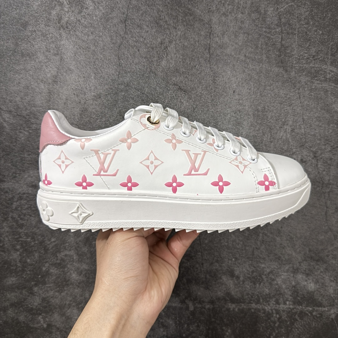【YS纯原】广奢高端货Louis Vuitton New Arrival 系列 LV Time Out 情侣小白鞋｜ ✦ 小白鞋正统线条：干净、高级、显脚瘦 ✦ 经典 Monogram 老花：辨识度满分，一眼奢侈 ✦ 进口头层小牛皮鞋面：细腻、柔韧、鞋面更挺括 ✦ 羊皮内里：脚感软糯不磨脚，全天穿无压力 ✦ 原楦开发：版型挺拔、比例更精致 ✦ 鞋边立体雕花纹理：细节完全到位，质感直观可见 ✦ 轻量橡胶大底：抓地防滑，上脚轻盈不累 ✦ 情侣款百搭属性：通勤、休闲、旅行全能搭配 ✦ 专柜级包装：原装鞋盒 / 防尘袋 / 配件齐全 尺码：35-45-选品中心