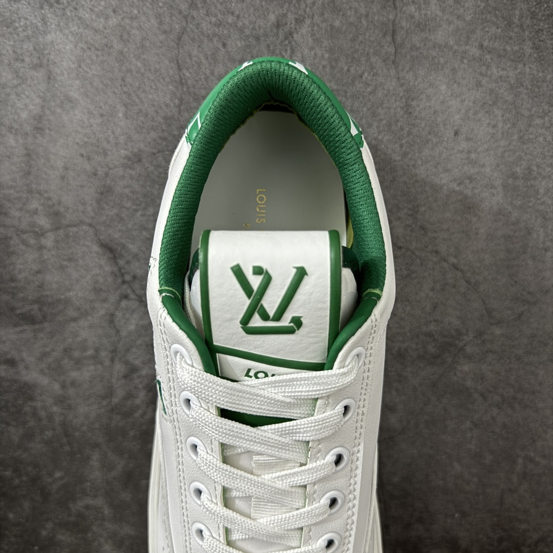 图片[8]-【YS纯原】广奢高端货Louis Vuitton New Arrival 系列 LV Time Out 情侣小白鞋｜ ✦ 小白鞋正统线条：干净、高级、显脚瘦 ✦ 经典 Monogram 老花：辨识度满分，一眼奢侈 ✦ 进口头层小牛皮鞋面：细腻、柔韧、鞋面更挺括 ✦ 羊皮内里：脚感软糯不磨脚，全天穿无压力 ✦ 原楦开发：版型挺拔、比例更精致 ✦ 鞋边立体雕花纹理：细节完全到位，质感直观可见 ✦ 轻量橡胶大底：抓地防滑，上脚轻盈不累 ✦ 情侣款百搭属性：通勤、休闲、旅行全能搭配 ✦ 专柜级包装：原装鞋盒 / 防尘袋 / 配件齐全 尺码：35-45-选品中心