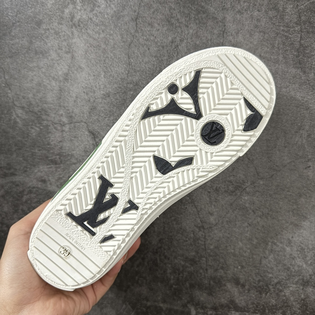 图片[9]-【YS纯原】广奢高端货Louis Vuitton New Arrival 系列 LV Time Out 情侣小白鞋｜ ✦ 小白鞋正统线条：干净、高级、显脚瘦 ✦ 经典 Monogram 老花：辨识度满分，一眼奢侈 ✦ 进口头层小牛皮鞋面：细腻、柔韧、鞋面更挺括 ✦ 羊皮内里：脚感软糯不磨脚，全天穿无压力 ✦ 原楦开发：版型挺拔、比例更精致 ✦ 鞋边立体雕花纹理：细节完全到位，质感直观可见 ✦ 轻量橡胶大底：抓地防滑，上脚轻盈不累 ✦ 情侣款百搭属性：通勤、休闲、旅行全能搭配 ✦ 专柜级包装：原装鞋盒 / 防尘袋 / 配件齐全 尺码：35-45-选品中心