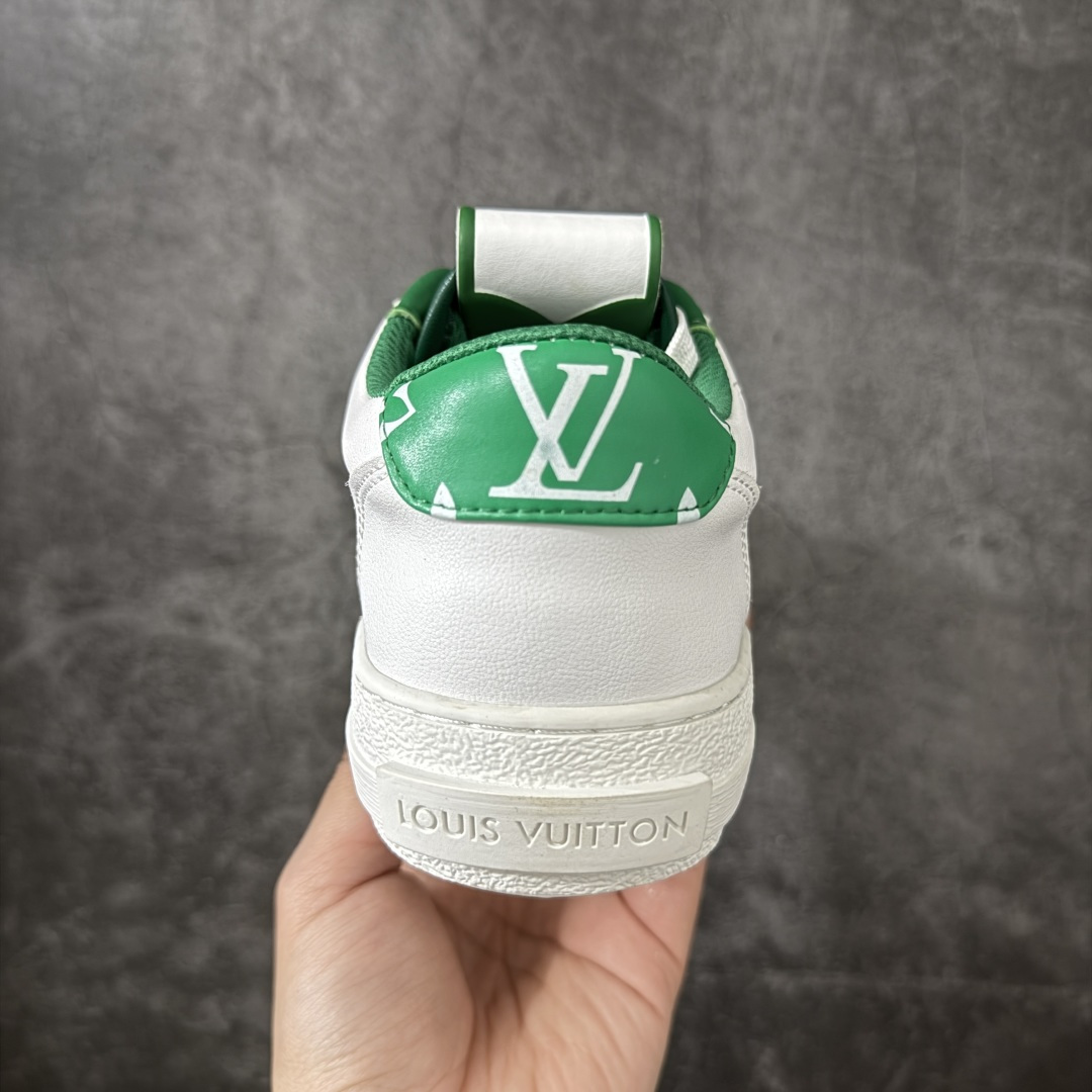图片[4]-【YS纯原】广奢高端货Louis Vuitton New Arrival 系列 LV Time Out 情侣小白鞋｜ ✦ 小白鞋正统线条：干净、高级、显脚瘦 ✦ 经典 Monogram 老花：辨识度满分，一眼奢侈 ✦ 进口头层小牛皮鞋面：细腻、柔韧、鞋面更挺括 ✦ 羊皮内里：脚感软糯不磨脚，全天穿无压力 ✦ 原楦开发：版型挺拔、比例更精致 ✦ 鞋边立体雕花纹理：细节完全到位，质感直观可见 ✦ 轻量橡胶大底：抓地防滑，上脚轻盈不累 ✦ 情侣款百搭属性：通勤、休闲、旅行全能搭配 ✦ 专柜级包装：原装鞋盒 / 防尘袋 / 配件齐全 尺码：35-45-选品中心