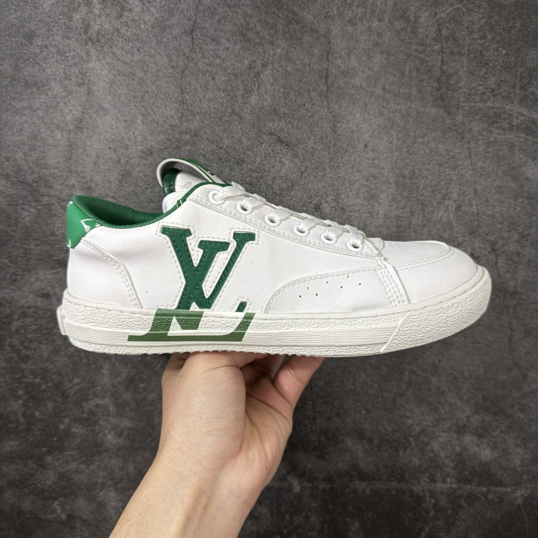 【YS纯原】广奢高端货Louis Vuitton New Arrival 系列 LV Time Out 情侣小白鞋｜ ✦ 小白鞋正统线条：干净、高级、显脚瘦 ✦ 经典 Monogram 老花：辨识度满分，一眼奢侈 ✦ 进口头层小牛皮鞋面：细腻、柔韧、鞋面更挺括 ✦ 羊皮内里：脚感软糯不磨脚，全天穿无压力 ✦ 原楦开发：版型挺拔、比例更精致 ✦ 鞋边立体雕花纹理：细节完全到位，质感直观可见 ✦ 轻量橡胶大底：抓地防滑，上脚轻盈不累 ✦ 情侣款百搭属性：通勤、休闲、旅行全能搭配 ✦ 专柜级包装：原装鞋盒 / 防尘袋 / 配件齐全 尺码：35-45-选品中心