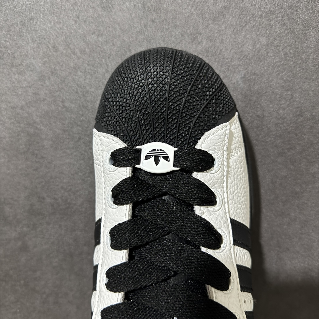 图片[5]-【H11顶级头层版】adidas originals Superstar 2 贝壳头 简约经典 舒适时尚 复古板鞋 男女同款 黑白 货号：JI0124 全新升级版 皮料改进至头层原厂皮 原盒 原底原料 开模打造 原厂织唛鞋标 高精密准度 原楦原纸板开发 匹配原版98%以上 后跟垫棉独家呈现 反口里弧度正确 原厂鞋垫 背胶 后跟电绣针数 与正品一致 原厂皮料 原厂车缝线 质感无敌 皮料切割干净 无任何毛边 清洁度细节完美 进口港宝加持 后跟自然饱满 还原公司包裹性 鞋面采用原装数据贴合技术 全方位贴合包裹脚型 鞋跟部鞋底牵引设计 提供强大的抓地性能 更适应不同实战场地路面 尺码：35.5 36 36.5 37.5 38 38.5 39 40 40.5 41 42 42.5 43 44 45-选品中心