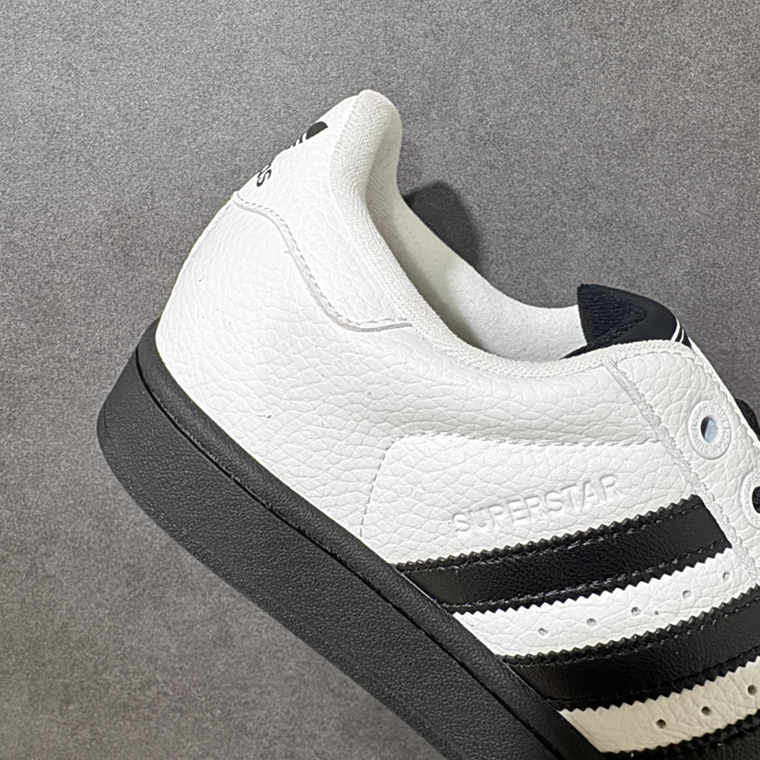 图片[8]-【H11顶级头层版】adidas originals Superstar 2 贝壳头 简约经典 舒适时尚 复古板鞋 男女同款 黑白 货号：JI0124 全新升级版 皮料改进至头层原厂皮 原盒 原底原料 开模打造 原厂织唛鞋标 高精密准度 原楦原纸板开发 匹配原版98%以上 后跟垫棉独家呈现 反口里弧度正确 原厂鞋垫 背胶 后跟电绣针数 与正品一致 原厂皮料 原厂车缝线 质感无敌 皮料切割干净 无任何毛边 清洁度细节完美 进口港宝加持 后跟自然饱满 还原公司包裹性 鞋面采用原装数据贴合技术 全方位贴合包裹脚型 鞋跟部鞋底牵引设计 提供强大的抓地性能 更适应不同实战场地路面 尺码：35.5 36 36.5 37.5 38 38.5 39 40 40.5 41 42 42.5 43 44 45-选品中心