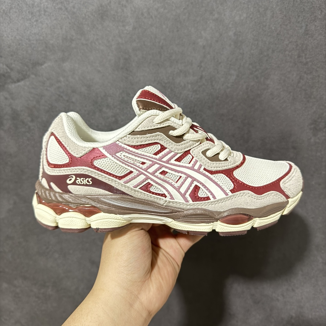 【公司级】Asics Gel-NYC 亚瑟士运动休闲透气专业跑鞋 鞋面采用反绒皮与网布拼接 透气舒适兼具休闲时尚 结合简明的配色 展现品牌的传承 及引领复古流行的主题 虎爪造型的LOGO 鞋身稳定包裹系统 支撑鞋身 经典宽大鞋型配备防偏移设计 提升包裹性 穿着舒适 鞋面透气孔设计 提供透气性 货号： 1203A788-100 尺码：36 37 37.5 38 39 39.5 40 40.5 41.5 42 42.5 43.5 44 45 46 47-选品中心