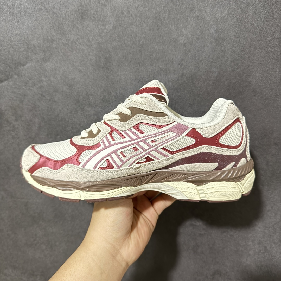 图片[2]-【公司级】Asics Gel-NYC 亚瑟士运动休闲透气专业跑鞋 鞋面采用反绒皮与网布拼接 透气舒适兼具休闲时尚 结合简明的配色 展现品牌的传承 及引领复古流行的主题 虎爪造型的LOGO 鞋身稳定包裹系统 支撑鞋身 经典宽大鞋型配备防偏移设计 提升包裹性 穿着舒适 鞋面透气孔设计 提供透气性 货号： 1203A788-100 尺码：36 37 37.5 38 39 39.5 40 40.5 41.5 42 42.5 43.5 44 45 46 47-选品中心