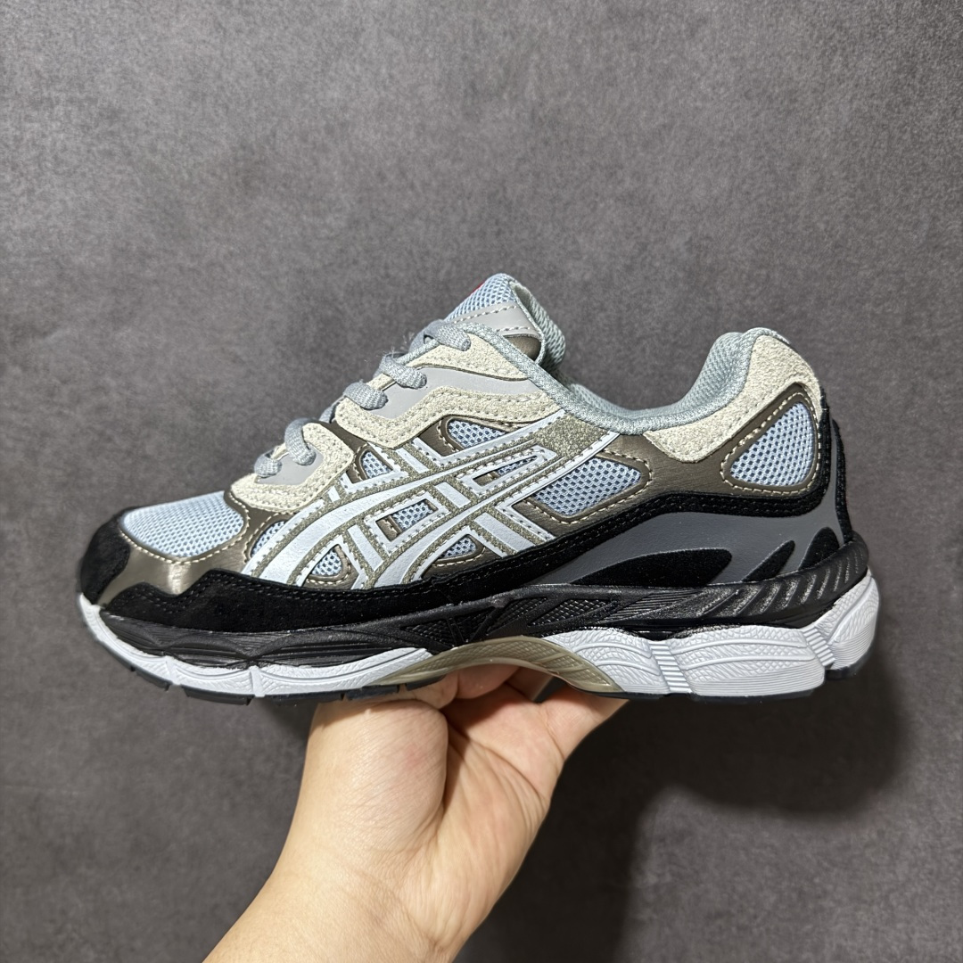 图片[2]-【公司级】Asics Gel-NYC 亚瑟士运动休闲透气专业跑鞋 鞋面采用反绒皮与网布拼接 透气舒适兼具休闲时尚 结合简明的配色 展现品牌的传承 及引领复古流行的主题 虎爪造型的LOGO 鞋身稳定包裹系统 支撑鞋身 经典宽大鞋型配备防偏移设计 提升包裹性 穿着舒适 鞋面透气孔设计 提供透气性 货号： 1203A383-024 尺码：36 37 37.5 38 39 39.5 40 40.5 41.5 42 42.5 43.5 44 45 46 47-选品中心