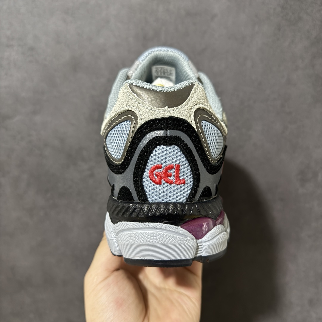图片[4]-【公司级】Asics Gel-NYC 亚瑟士运动休闲透气专业跑鞋 鞋面采用反绒皮与网布拼接 透气舒适兼具休闲时尚 结合简明的配色 展现品牌的传承 及引领复古流行的主题 虎爪造型的LOGO 鞋身稳定包裹系统 支撑鞋身 经典宽大鞋型配备防偏移设计 提升包裹性 穿着舒适 鞋面透气孔设计 提供透气性 货号： 1203A383-024 尺码：36 37 37.5 38 39 39.5 40 40.5 41.5 42 42.5 43.5 44 45 46 47-选品中心
