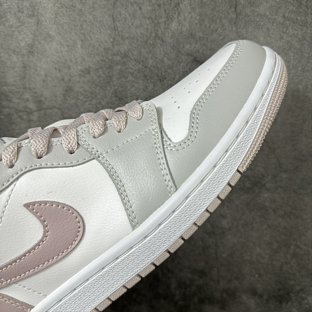 图片[6]-【DT纯原】Air Jordan 1 AJ1 乔一 低帮复古篮球鞋 男女同款 白灰粉 DC0774-606  市面中低帮最具代表性版本没有之一 口碑大厂出品 品控大底版型不断改良更新 全套原纸板楦头开发 确保原汁原味 完美呈现版型 完美零毛边处理 原厂内置全掌气垫 价格定位良心 平台专用代工流水线出品 一眼公司既视感 拿到手的一瞬间就与众不同 碾压市面所有版本 全部原鞋开发 每一个配色都会采购原鞋确认细节 打破市面看图做货无好货之说 尺码：35.5-46-选品中心