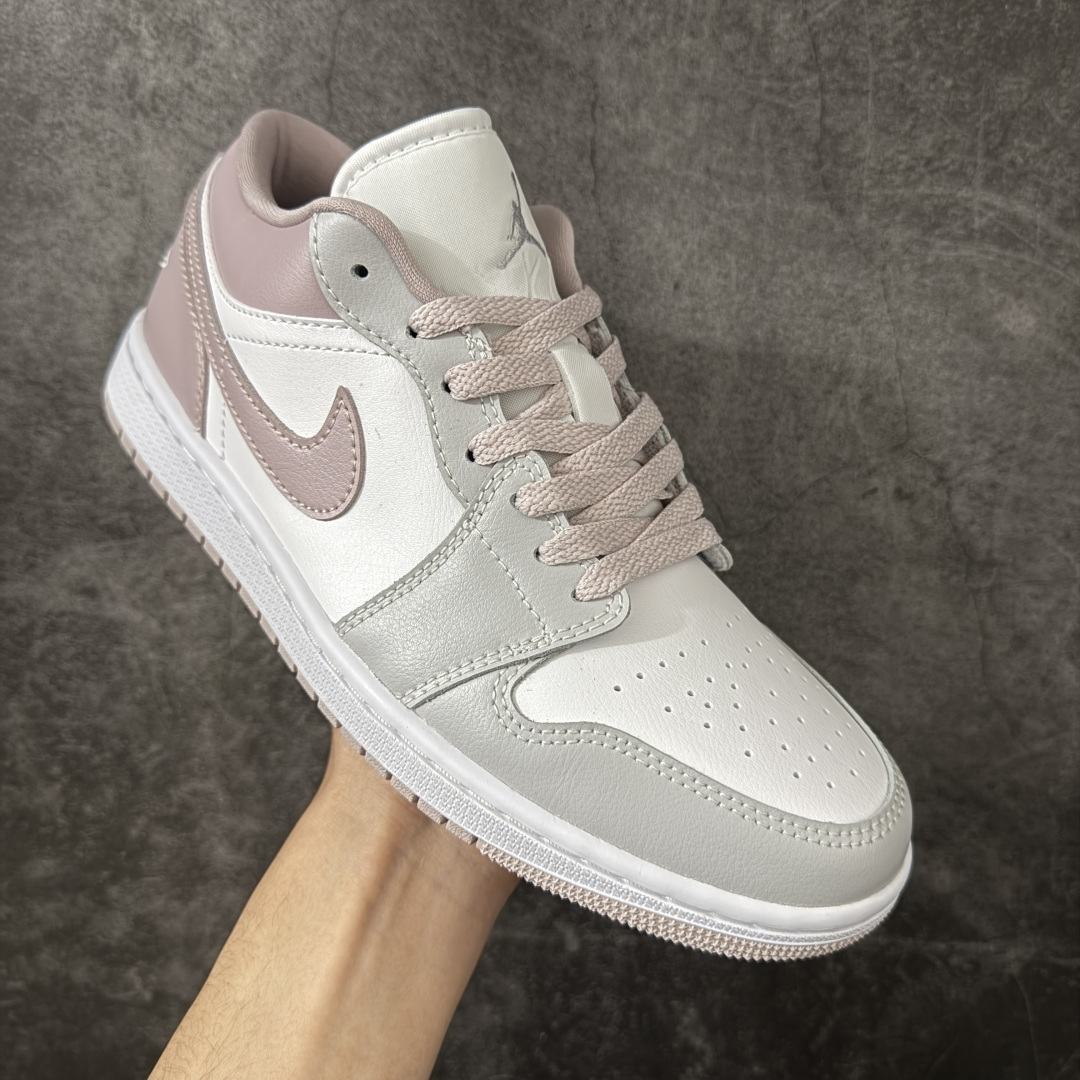 图片[3]-【DT纯原】Air Jordan 1 AJ1 乔一 低帮复古篮球鞋 男女同款 白灰粉 DC0774-606  市面中低帮最具代表性版本没有之一 口碑大厂出品 品控大底版型不断改良更新 全套原纸板楦头开发 确保原汁原味 完美呈现版型 完美零毛边处理 原厂内置全掌气垫 价格定位良心 平台专用代工流水线出品 一眼公司既视感 拿到手的一瞬间就与众不同 碾压市面所有版本 全部原鞋开发 每一个配色都会采购原鞋确认细节 打破市面看图做货无好货之说 尺码：35.5-46-选品中心