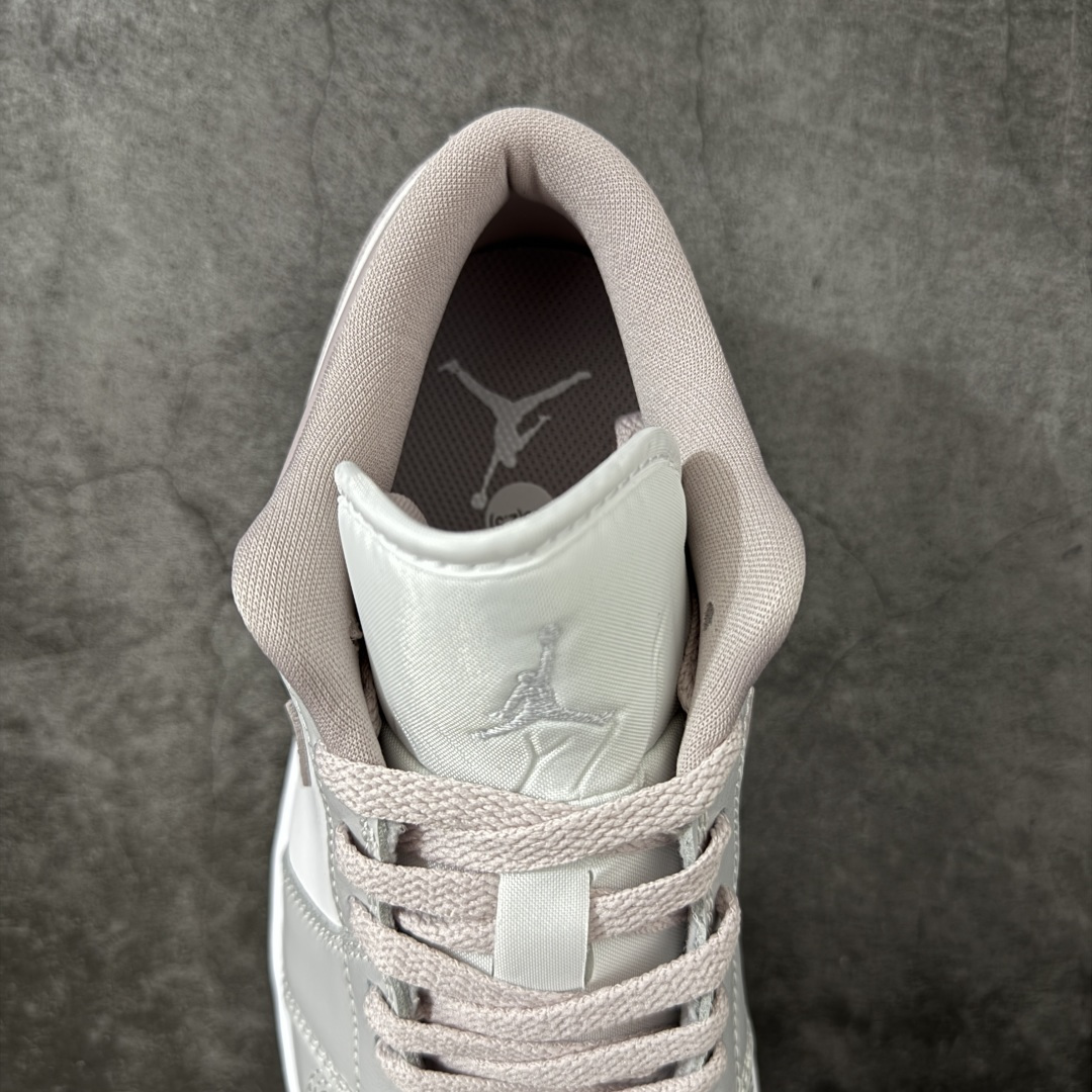 图片[8]-【DT纯原】Air Jordan 1 AJ1 乔一 低帮复古篮球鞋 男女同款 白灰粉 DC0774-606  市面中低帮最具代表性版本没有之一 口碑大厂出品 品控大底版型不断改良更新 全套原纸板楦头开发 确保原汁原味 完美呈现版型 完美零毛边处理 原厂内置全掌气垫 价格定位良心 平台专用代工流水线出品 一眼公司既视感 拿到手的一瞬间就与众不同 碾压市面所有版本 全部原鞋开发 每一个配色都会采购原鞋确认细节 打破市面看图做货无好货之说 尺码：35.5-46-选品中心
