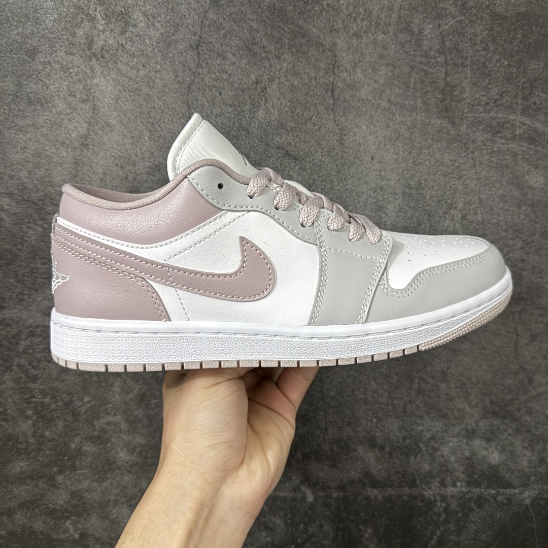 【DT纯原】Air Jordan 1 AJ1 乔一 低帮复古篮球鞋 男女同款 白灰粉 DC0774-606  市面中低帮最具代表性版本没有之一 口碑大厂出品 品控大底版型不断改良更新 全套原纸板楦头开发 确保原汁原味 完美呈现版型 完美零毛边处理 原厂内置全掌气垫 价格定位良心 平台专用代工流水线出品 一眼公司既视感 拿到手的一瞬间就与众不同 碾压市面所有版本 全部原鞋开发 每一个配色都会采购原鞋确认细节 打破市面看图做货无好货之说 尺码：35.5-46-选品中心