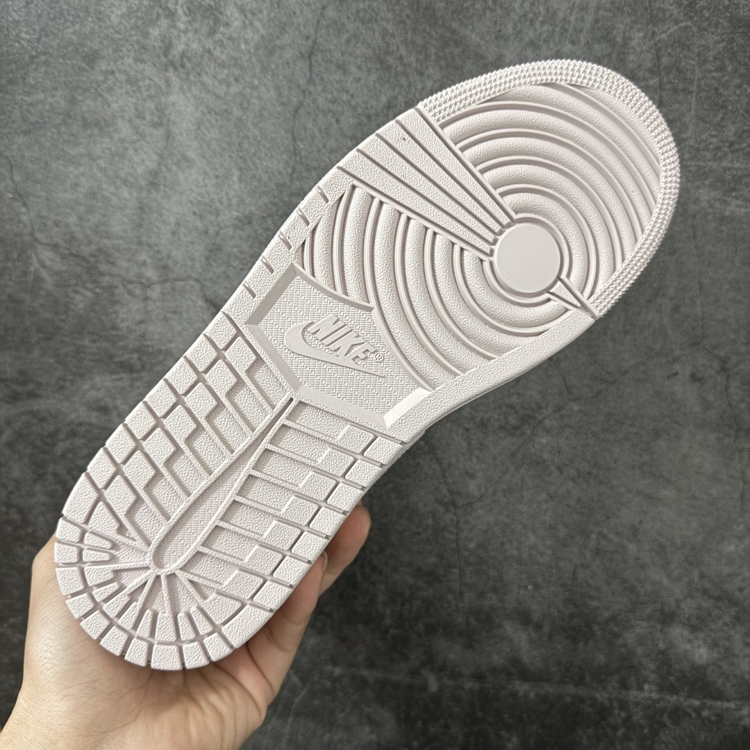 图片[9]-【DT纯原】Air Jordan 1 AJ1 乔一 低帮复古篮球鞋 男女同款 白灰粉 DC0774-606  市面中低帮最具代表性版本没有之一 口碑大厂出品 品控大底版型不断改良更新 全套原纸板楦头开发 确保原汁原味 完美呈现版型 完美零毛边处理 原厂内置全掌气垫 价格定位良心 平台专用代工流水线出品 一眼公司既视感 拿到手的一瞬间就与众不同 碾压市面所有版本 全部原鞋开发 每一个配色都会采购原鞋确认细节 打破市面看图做货无好货之说 尺码：35.5-46-选品中心