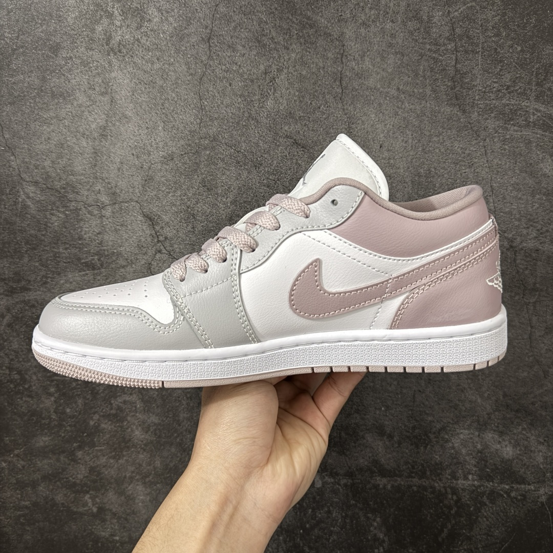 图片[2]-【DT纯原】Air Jordan 1 AJ1 乔一 低帮复古篮球鞋 男女同款 白灰粉 DC0774-606  市面中低帮最具代表性版本没有之一 口碑大厂出品 品控大底版型不断改良更新 全套原纸板楦头开发 确保原汁原味 完美呈现版型 完美零毛边处理 原厂内置全掌气垫 价格定位良心 平台专用代工流水线出品 一眼公司既视感 拿到手的一瞬间就与众不同 碾压市面所有版本 全部原鞋开发 每一个配色都会采购原鞋确认细节 打破市面看图做货无好货之说 尺码：35.5-46-选品中心