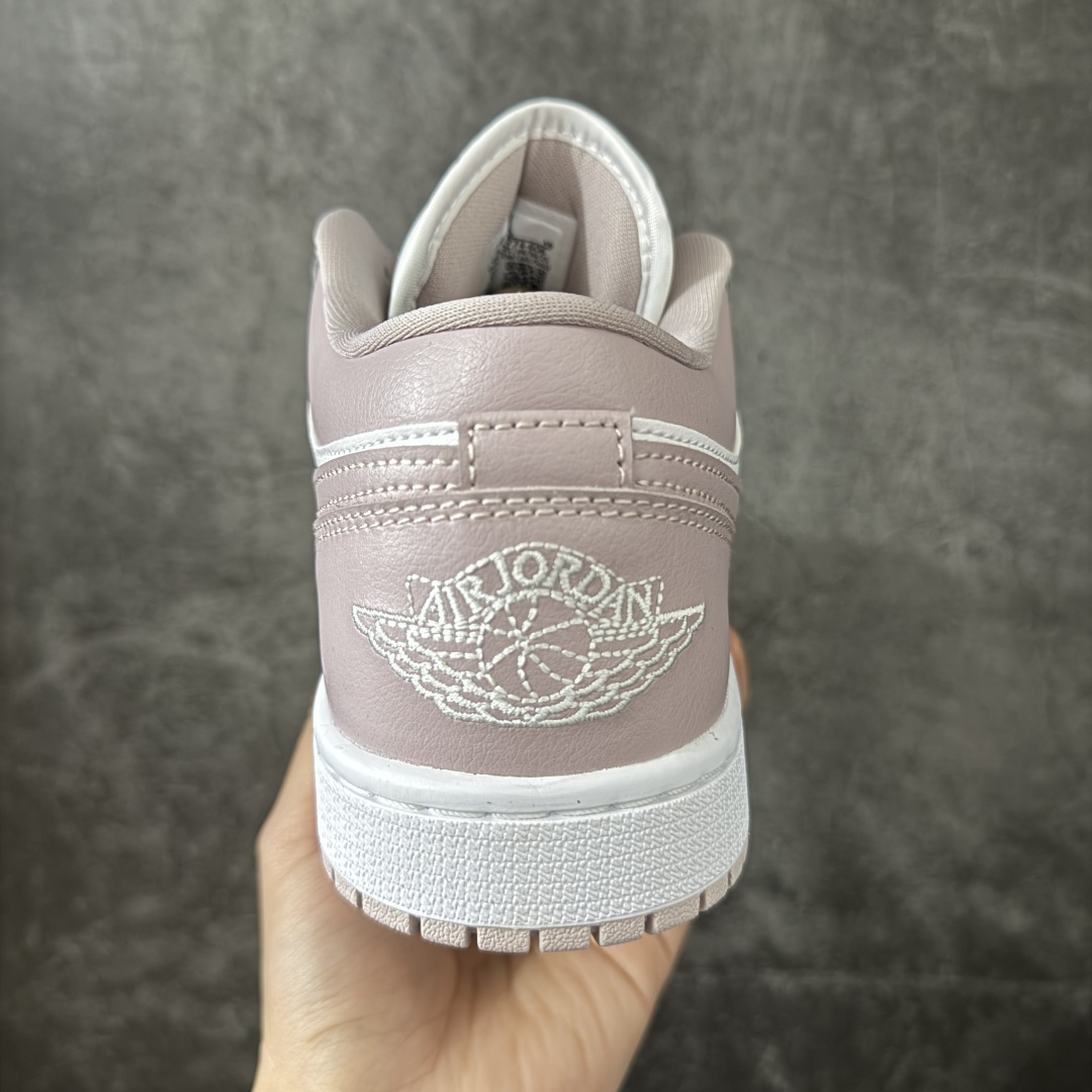图片[4]-【DT纯原】Air Jordan 1 AJ1 乔一 低帮复古篮球鞋 男女同款 白灰粉 DC0774-606  市面中低帮最具代表性版本没有之一 口碑大厂出品 品控大底版型不断改良更新 全套原纸板楦头开发 确保原汁原味 完美呈现版型 完美零毛边处理 原厂内置全掌气垫 价格定位良心 平台专用代工流水线出品 一眼公司既视感 拿到手的一瞬间就与众不同 碾压市面所有版本 全部原鞋开发 每一个配色都会采购原鞋确认细节 打破市面看图做货无好货之说 尺码：35.5-46-选品中心