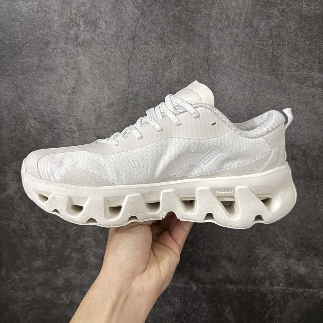 图片[2]-【OG纯原】KITH x ON 昂跑联名 Cloudswift K-Tech 1 系列 3MG10775560 低帮休闲跑步鞋 大厂出品 原版有1比1打造 配件齐全 外贸专供 尺码最大做到46码 市面最高还原度版本 打造最强品质 没有之一 全新开发的鞋面结构，用高透气网布拼了大面积的合成麂皮。这种材质碰撞脱离了普通跑鞋的塑料感，更有时装质感；搭载了On的CloudTec缓震科技和Helion超级泡棉，全新的Cloudswift鞋底结构，脚感和支撑性都拉满，外底还直接刻上了Kith的字母组合，彰显联名身份；翻开鞋底，是定制的Kith Monogram老花外底，既保留了On的专业感，又带点Kith标志性的精致灰调。 男货号：3MG10775560（2026.03.06发售） 女货号：3WG10705560 尺码：36 36.5 37.5 38 38.5 39 40 40.5 41 42 42.5 43 44 44.5 45 46-选品中心