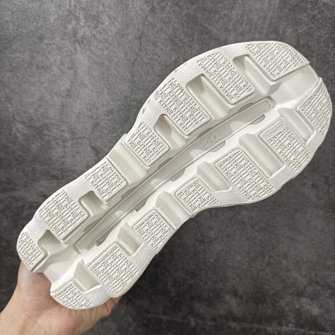 图片[9]-【OG纯原】KITH x ON 昂跑联名 Cloudswift K-Tech 1 系列 3MG10775560 低帮休闲跑步鞋 大厂出品 原版有1比1打造 配件齐全 外贸专供 尺码最大做到46码 市面最高还原度版本 打造最强品质 没有之一 全新开发的鞋面结构，用高透气网布拼了大面积的合成麂皮。这种材质碰撞脱离了普通跑鞋的塑料感，更有时装质感；搭载了On的CloudTec缓震科技和Helion超级泡棉，全新的Cloudswift鞋底结构，脚感和支撑性都拉满，外底还直接刻上了Kith的字母组合，彰显联名身份；翻开鞋底，是定制的Kith Monogram老花外底，既保留了On的专业感，又带点Kith标志性的精致灰调。 男货号：3MG10775560（2026.03.06发售） 女货号：3WG10705560 尺码：36 36.5 37.5 38 38.5 39 40 40.5 41 42 42.5 43 44 44.5 45 46-选品中心