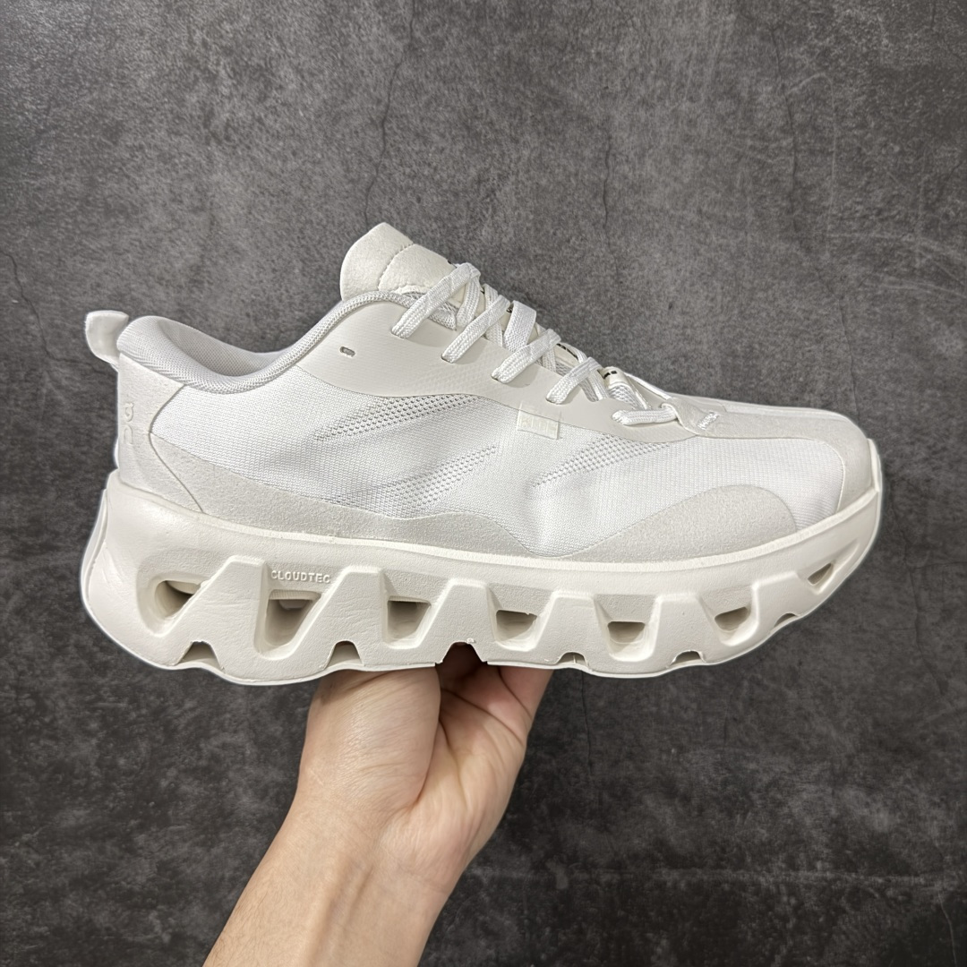 【OG纯原】KITH x ON 昂跑联名 Cloudswift K-Tech 1 系列 3MG10775560 低帮休闲跑步鞋 大厂出品 原版有1比1打造 配件齐全 外贸专供 尺码最大做到46码 市面最高还原度版本 打造最强品质 没有之一 全新开发的鞋面结构，用高透气网布拼了大面积的合成麂皮。这种材质碰撞脱离了普通跑鞋的塑料感，更有时装质感；搭载了On的CloudTec缓震科技和Helion超级泡棉，全新的Cloudswift鞋底结构，脚感和支撑性都拉满，外底还直接刻上了Kith的字母组合，彰显联名身份；翻开鞋底，是定制的Kith Monogram老花外底，既保留了On的专业感，又带点Kith标志性的精致灰调。 男货号：3MG10775560（2026.03.06发售） 女货号：3WG10705560 尺码：36 36.5 37.5 38 38.5 39 40 40.5 41 42 42.5 43 44 44.5 45 46-选品中心
