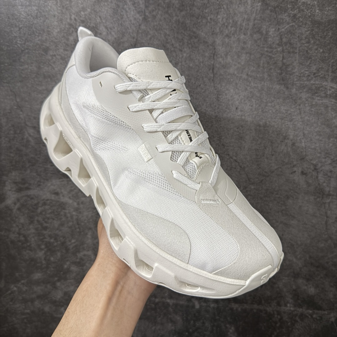 图片[3]-【OG纯原】KITH x ON 昂跑联名 Cloudswift K-Tech 1 系列 3MG10775560 低帮休闲跑步鞋 大厂出品 原版有1比1打造 配件齐全 外贸专供 尺码最大做到46码 市面最高还原度版本 打造最强品质 没有之一 全新开发的鞋面结构，用高透气网布拼了大面积的合成麂皮。这种材质碰撞脱离了普通跑鞋的塑料感，更有时装质感；搭载了On的CloudTec缓震科技和Helion超级泡棉，全新的Cloudswift鞋底结构，脚感和支撑性都拉满，外底还直接刻上了Kith的字母组合，彰显联名身份；翻开鞋底，是定制的Kith Monogram老花外底，既保留了On的专业感，又带点Kith标志性的精致灰调。 男货号：3MG10775560（2026.03.06发售） 女货号：3WG10705560 尺码：36 36.5 37.5 38 38.5 39 40 40.5 41 42 42.5 43 44 44.5 45 46-选品中心