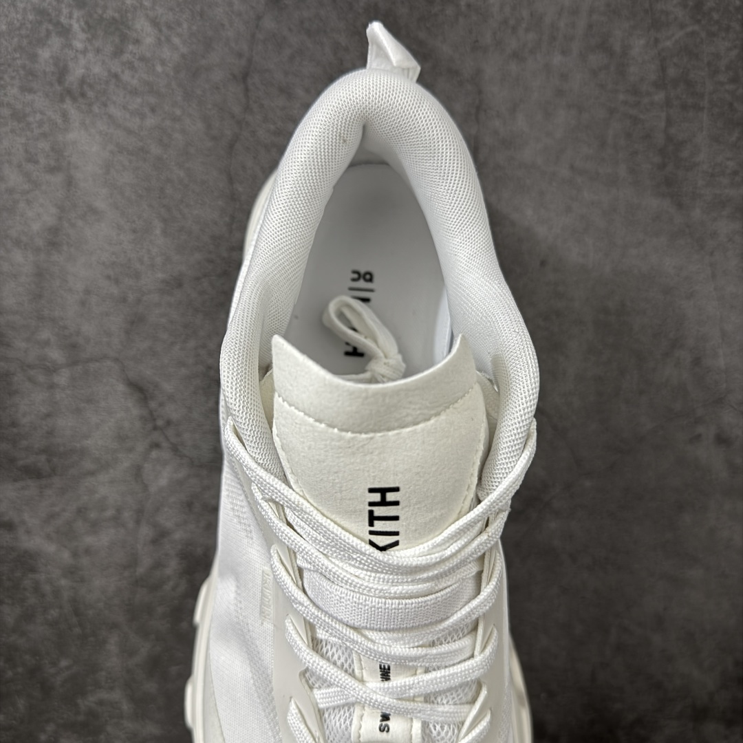 图片[8]-【OG纯原】KITH x ON 昂跑联名 Cloudswift K-Tech 1 系列 3MG10775560 低帮休闲跑步鞋 大厂出品 原版有1比1打造 配件齐全 外贸专供 尺码最大做到46码 市面最高还原度版本 打造最强品质 没有之一 全新开发的鞋面结构，用高透气网布拼了大面积的合成麂皮。这种材质碰撞脱离了普通跑鞋的塑料感，更有时装质感；搭载了On的CloudTec缓震科技和Helion超级泡棉，全新的Cloudswift鞋底结构，脚感和支撑性都拉满，外底还直接刻上了Kith的字母组合，彰显联名身份；翻开鞋底，是定制的Kith Monogram老花外底，既保留了On的专业感，又带点Kith标志性的精致灰调。 男货号：3MG10775560（2026.03.06发售） 女货号：3WG10705560 尺码：36 36.5 37.5 38 38.5 39 40 40.5 41 42 42.5 43 44 44.5 45 46-选品中心