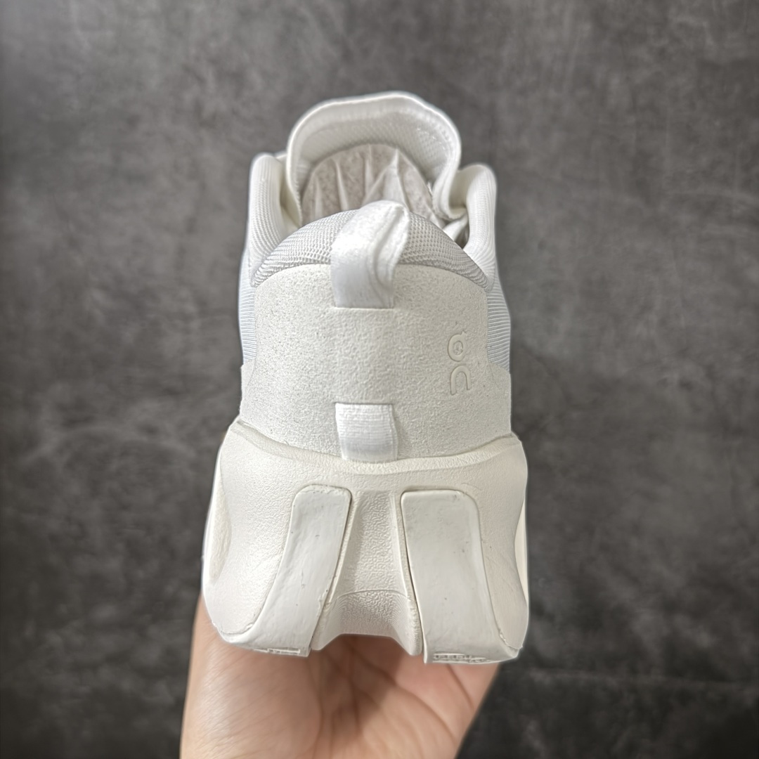 图片[4]-【OG纯原】KITH x ON 昂跑联名 Cloudswift K-Tech 1 系列 3MG10775560 低帮休闲跑步鞋 大厂出品 原版有1比1打造 配件齐全 外贸专供 尺码最大做到46码 市面最高还原度版本 打造最强品质 没有之一 全新开发的鞋面结构，用高透气网布拼了大面积的合成麂皮。这种材质碰撞脱离了普通跑鞋的塑料感，更有时装质感；搭载了On的CloudTec缓震科技和Helion超级泡棉，全新的Cloudswift鞋底结构，脚感和支撑性都拉满，外底还直接刻上了Kith的字母组合，彰显联名身份；翻开鞋底，是定制的Kith Monogram老花外底，既保留了On的专业感，又带点Kith标志性的精致灰调。 男货号：3MG10775560（2026.03.06发售） 女货号：3WG10705560 尺码：36 36.5 37.5 38 38.5 39 40 40.5 41 42 42.5 43 44 44.5 45 46-选品中心
