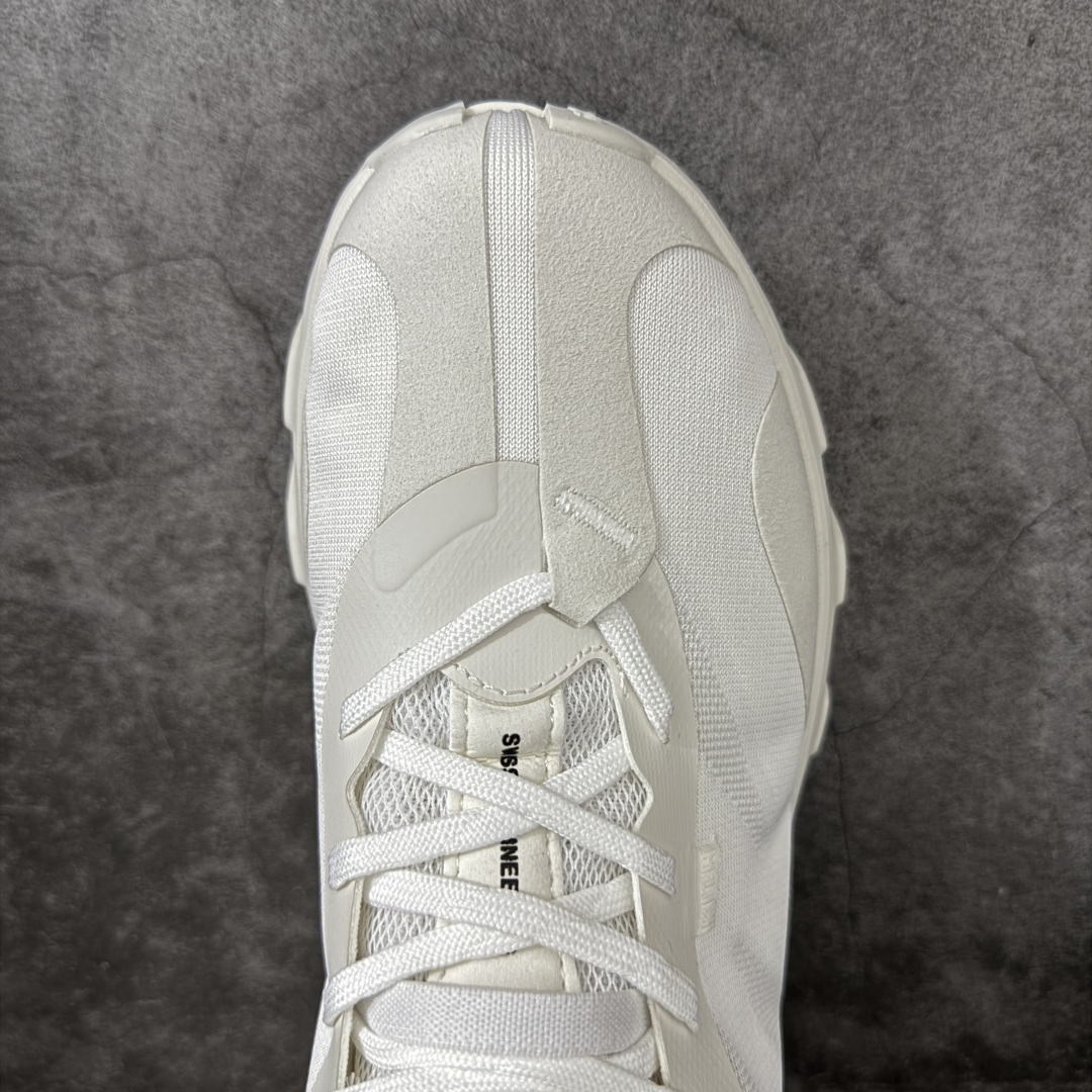 图片[5]-【OG纯原】KITH x ON 昂跑联名 Cloudswift K-Tech 1 系列 3MG10775560 低帮休闲跑步鞋 大厂出品 原版有1比1打造 配件齐全 外贸专供 尺码最大做到46码 市面最高还原度版本 打造最强品质 没有之一 全新开发的鞋面结构，用高透气网布拼了大面积的合成麂皮。这种材质碰撞脱离了普通跑鞋的塑料感，更有时装质感；搭载了On的CloudTec缓震科技和Helion超级泡棉，全新的Cloudswift鞋底结构，脚感和支撑性都拉满，外底还直接刻上了Kith的字母组合，彰显联名身份；翻开鞋底，是定制的Kith Monogram老花外底，既保留了On的专业感，又带点Kith标志性的精致灰调。 男货号：3MG10775560（2026.03.06发售） 女货号：3WG10705560 尺码：36 36.5 37.5 38 38.5 39 40 40.5 41 42 42.5 43 44 44.5 45 46-选品中心