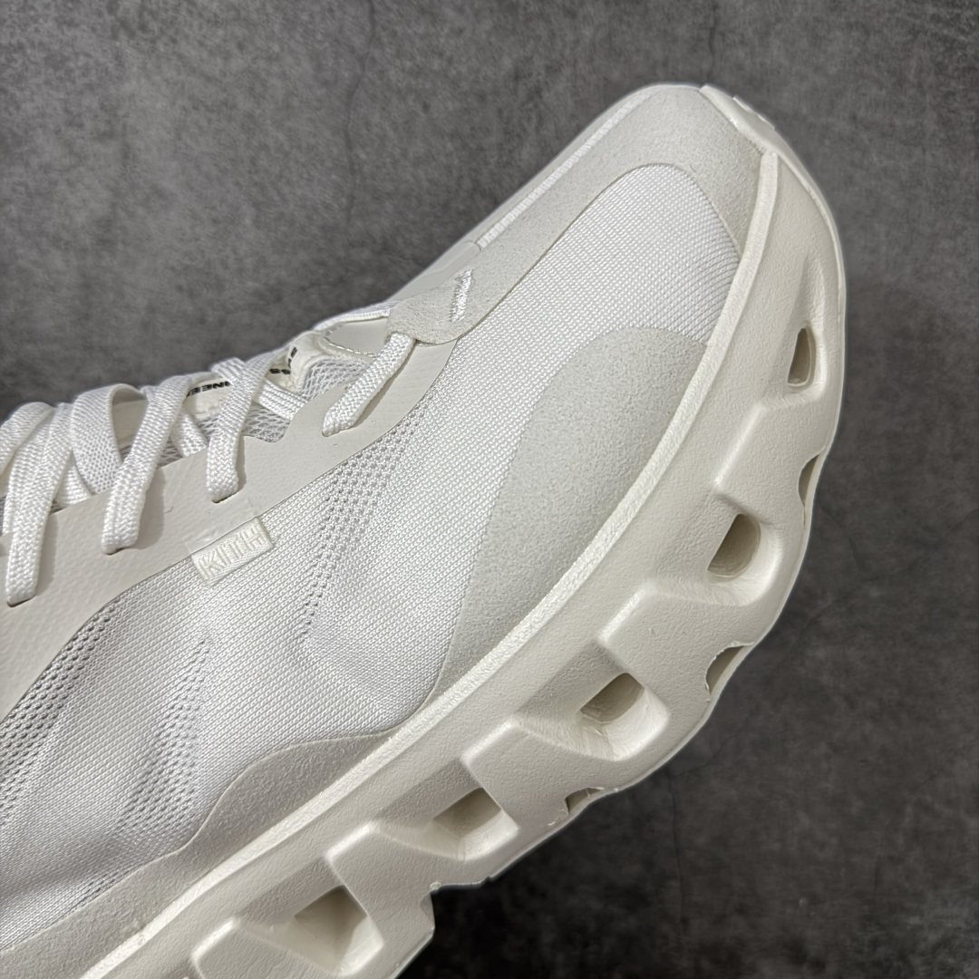 图片[6]-【OG纯原】KITH x ON 昂跑联名 Cloudswift K-Tech 1 系列 3MG10775560 低帮休闲跑步鞋 大厂出品 原版有1比1打造 配件齐全 外贸专供 尺码最大做到46码 市面最高还原度版本 打造最强品质 没有之一 全新开发的鞋面结构，用高透气网布拼了大面积的合成麂皮。这种材质碰撞脱离了普通跑鞋的塑料感，更有时装质感；搭载了On的CloudTec缓震科技和Helion超级泡棉，全新的Cloudswift鞋底结构，脚感和支撑性都拉满，外底还直接刻上了Kith的字母组合，彰显联名身份；翻开鞋底，是定制的Kith Monogram老花外底，既保留了On的专业感，又带点Kith标志性的精致灰调。 男货号：3MG10775560（2026.03.06发售） 女货号：3WG10705560 尺码：36 36.5 37.5 38 38.5 39 40 40.5 41 42 42.5 43 44 44.5 45 46-选品中心
