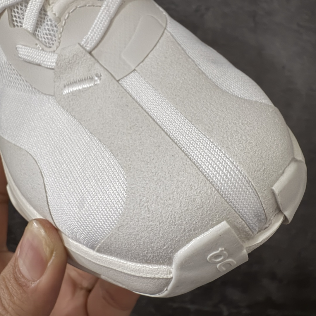 图片[5]-【OG纯原】KITH x ON 昂跑联名 Cloudswift K-Tech 1 系列 3MG10775560 低帮休闲跑步鞋 大厂出品 原版有1比1打造 配件齐全 外贸专供 尺码最大做到46码 市面最高还原度版本 打造最强品质 没有之一 全新开发的鞋面结构，用高透气网布拼了大面积的合成麂皮。这种材质碰撞脱离了普通跑鞋的塑料感，更有时装质感；搭载了On的CloudTec缓震科技和Helion超级泡棉，全新的Cloudswift鞋底结构，脚感和支撑性都拉满，外底还直接刻上了Kith的字母组合，彰显联名身份；翻开鞋底，是定制的Kith Monogram老花外底，既保留了On的专业感，又带点Kith标志性的精致灰调。 男货号：3MG10775560（2026.03.06发售） 女货号：3WG10705560 尺码：36 36.5 37.5 38 38.5 39 40 40.5 41 42 42.5 43 44 44.5 45 46-选品中心