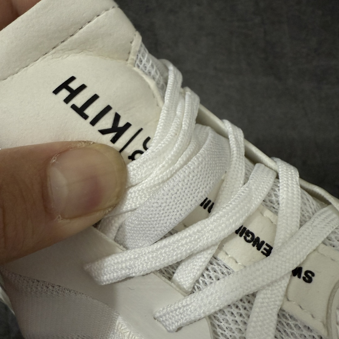 图片[6]-【OG纯原】KITH x ON 昂跑联名 Cloudswift K-Tech 1 系列 3MG10775560 低帮休闲跑步鞋 大厂出品 原版有1比1打造 配件齐全 外贸专供 尺码最大做到46码 市面最高还原度版本 打造最强品质 没有之一 全新开发的鞋面结构，用高透气网布拼了大面积的合成麂皮。这种材质碰撞脱离了普通跑鞋的塑料感，更有时装质感；搭载了On的CloudTec缓震科技和Helion超级泡棉，全新的Cloudswift鞋底结构，脚感和支撑性都拉满，外底还直接刻上了Kith的字母组合，彰显联名身份；翻开鞋底，是定制的Kith Monogram老花外底，既保留了On的专业感，又带点Kith标志性的精致灰调。 男货号：3MG10775560（2026.03.06发售） 女货号：3WG10705560 尺码：36 36.5 37.5 38 38.5 39 40 40.5 41 42 42.5 43 44 44.5 45 46-选品中心