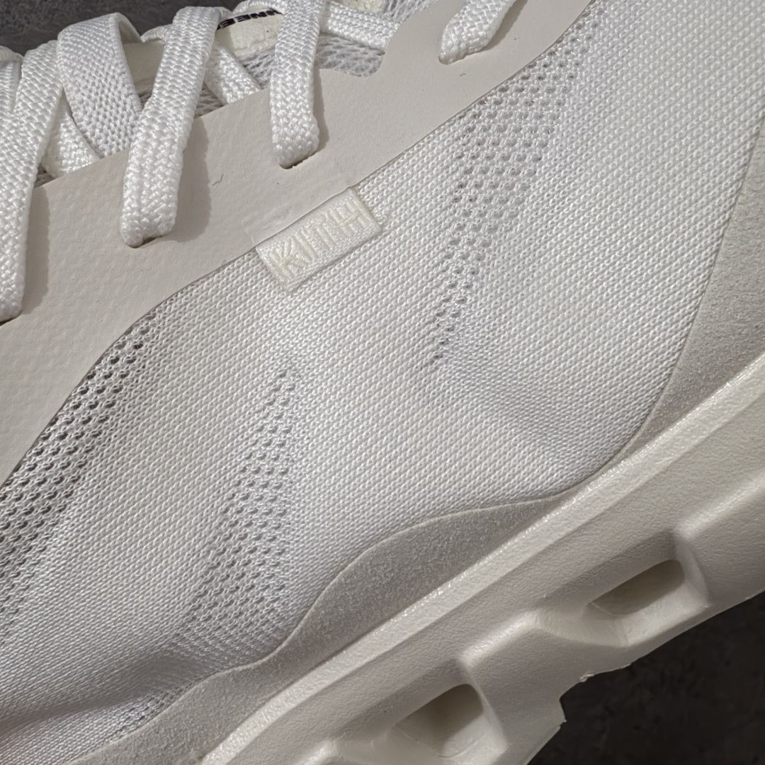 图片[4]-【OG纯原】KITH x ON 昂跑联名 Cloudswift K-Tech 1 系列 3MG10775560 低帮休闲跑步鞋 大厂出品 原版有1比1打造 配件齐全 外贸专供 尺码最大做到46码 市面最高还原度版本 打造最强品质 没有之一 全新开发的鞋面结构，用高透气网布拼了大面积的合成麂皮。这种材质碰撞脱离了普通跑鞋的塑料感，更有时装质感；搭载了On的CloudTec缓震科技和Helion超级泡棉，全新的Cloudswift鞋底结构，脚感和支撑性都拉满，外底还直接刻上了Kith的字母组合，彰显联名身份；翻开鞋底，是定制的Kith Monogram老花外底，既保留了On的专业感，又带点Kith标志性的精致灰调。 男货号：3MG10775560（2026.03.06发售） 女货号：3WG10705560 尺码：36 36.5 37.5 38 38.5 39 40 40.5 41 42 42.5 43 44 44.5 45 46-选品中心