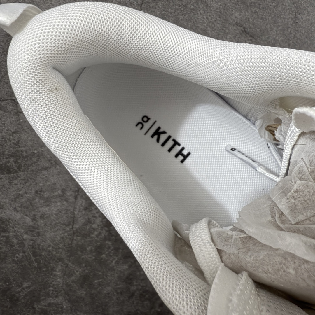 图片[7]-【OG纯原】KITH x ON 昂跑联名 Cloudswift K-Tech 1 系列 3MG10775560 低帮休闲跑步鞋 大厂出品 原版有1比1打造 配件齐全 外贸专供 尺码最大做到46码 市面最高还原度版本 打造最强品质 没有之一 全新开发的鞋面结构，用高透气网布拼了大面积的合成麂皮。这种材质碰撞脱离了普通跑鞋的塑料感，更有时装质感；搭载了On的CloudTec缓震科技和Helion超级泡棉，全新的Cloudswift鞋底结构，脚感和支撑性都拉满，外底还直接刻上了Kith的字母组合，彰显联名身份；翻开鞋底，是定制的Kith Monogram老花外底，既保留了On的专业感，又带点Kith标志性的精致灰调。 男货号：3MG10775560（2026.03.06发售） 女货号：3WG10705560 尺码：36 36.5 37.5 38 38.5 39 40 40.5 41 42 42.5 43 44 44.5 45 46-选品中心