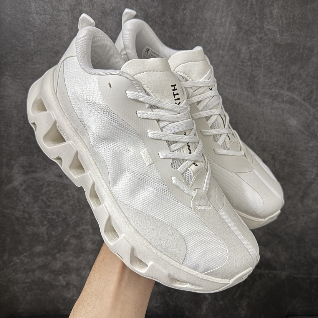 【OG纯原】KITH x ON 昂跑联名 Cloudswift K-Tech 1 系列 3MG10775560 低帮休闲跑步鞋 大厂出品 原版有1比1打造 配件齐全 外贸专供 尺码最大做到46码 市面最高还原度版本 打造最强品质 没有之一 全新开发的鞋面结构，用高透气网布拼了大面积的合成麂皮。这种材质碰撞脱离了普通跑鞋的塑料感，更有时装质感；搭载了On的CloudTec缓震科技和Helion超级泡棉，全新的Cloudswift鞋底结构，脚感和支撑性都拉满，外底还直接刻上了Kith的字母组合，彰显联名身份；翻开鞋底，是定制的Kith Monogram老花外底，既保留了On的专业感，又带点Kith标志性的精致灰调。 男货号：3MG10775560（2026.03.06发售） 女货号：3WG10705560 尺码：36 36.5 37.5 38 38.5 39 40 40.5 41 42 42.5 43 44 44.5 45 46-选品中心