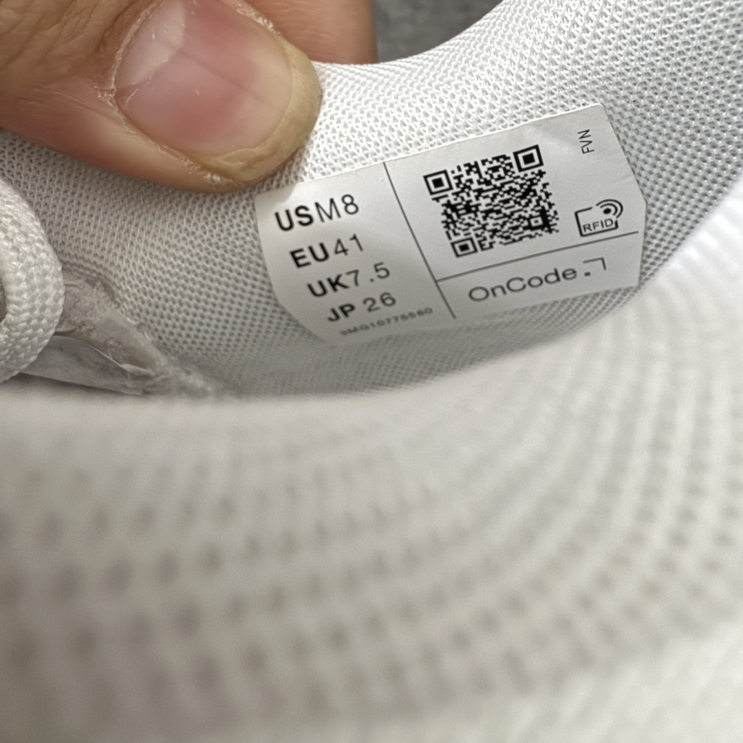 图片[8]-【OG纯原】KITH x ON 昂跑联名 Cloudswift K-Tech 1 系列 3MG10775560 低帮休闲跑步鞋 大厂出品 原版有1比1打造 配件齐全 外贸专供 尺码最大做到46码 市面最高还原度版本 打造最强品质 没有之一 全新开发的鞋面结构，用高透气网布拼了大面积的合成麂皮。这种材质碰撞脱离了普通跑鞋的塑料感，更有时装质感；搭载了On的CloudTec缓震科技和Helion超级泡棉，全新的Cloudswift鞋底结构，脚感和支撑性都拉满，外底还直接刻上了Kith的字母组合，彰显联名身份；翻开鞋底，是定制的Kith Monogram老花外底，既保留了On的专业感，又带点Kith标志性的精致灰调。 男货号：3MG10775560（2026.03.06发售） 女货号：3WG10705560 尺码：36 36.5 37.5 38 38.5 39 40 40.5 41 42 42.5 43 44 44.5 45 46-选品中心