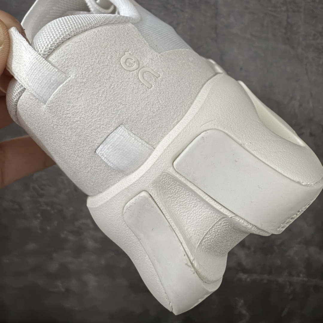 图片[2]-【OG纯原】KITH x ON 昂跑联名 Cloudswift K-Tech 1 系列 3MG10775560 低帮休闲跑步鞋 大厂出品 原版有1比1打造 配件齐全 外贸专供 尺码最大做到46码 市面最高还原度版本 打造最强品质 没有之一 全新开发的鞋面结构，用高透气网布拼了大面积的合成麂皮。这种材质碰撞脱离了普通跑鞋的塑料感，更有时装质感；搭载了On的CloudTec缓震科技和Helion超级泡棉，全新的Cloudswift鞋底结构，脚感和支撑性都拉满，外底还直接刻上了Kith的字母组合，彰显联名身份；翻开鞋底，是定制的Kith Monogram老花外底，既保留了On的专业感，又带点Kith标志性的精致灰调。 男货号：3MG10775560（2026.03.06发售） 女货号：3WG10705560 尺码：36 36.5 37.5 38 38.5 39 40 40.5 41 42 42.5 43 44 44.5 45 46-选品中心
