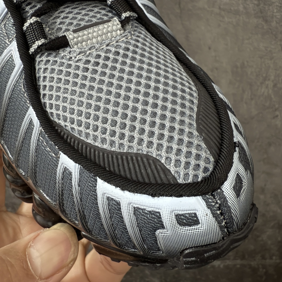 图片[5]-【Max纯原版】原版开发 Nike Shox TL系列 黑灰的 IF6202-002 NK Shox TL系列 复古舒适百搭防滑耐磨低邦柱形气垫休闲跑步鞋 鞋面采用了轻质化的材料打造，搭载鞋带系带系统以及鞋舌部分的特殊控制模块，科技感十足；采用透气纺织品和网眼鞋面与标志性的Nike Shox技术，同时提供更轻盈的感觉和大胆的外观；鞋身大面积采用织物与皮革材质拼接设计，搭配Dri-FITz透气网面，透气性拉满不闷脚。中底前掌搭载Air Max科技，后掌配置Shoxy缓震气柱，前掌气垫提供灵敏回弹，中底的气柱设计也很加分，外观上科技感十足；设计彰显个性，复古造型适配多种穿搭风格。 尺码：39 40 40.5 41 42 42.5 43 44 44.5 45 45.5 46 46.5 47.5-选品中心