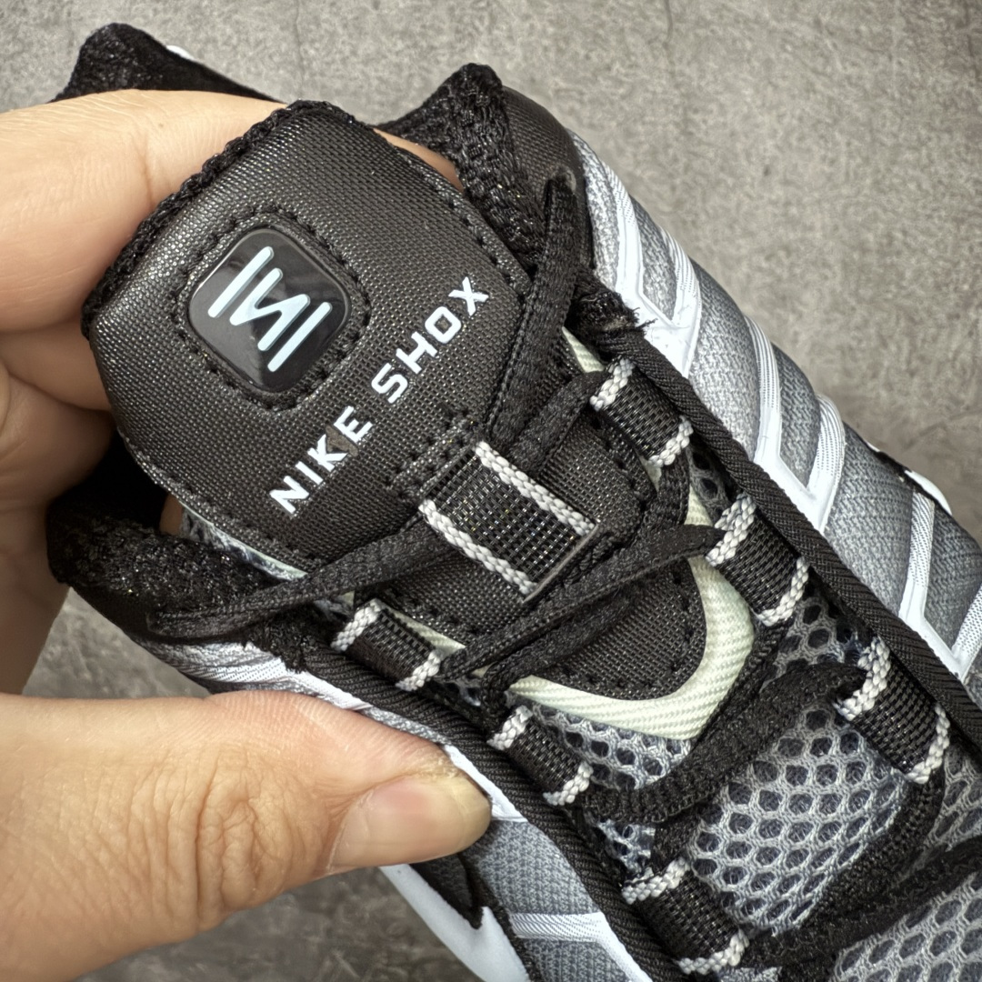 图片[6]-【Max纯原版】原版开发 Nike Shox TL系列 黑灰的 IF6202-002 NK Shox TL系列 复古舒适百搭防滑耐磨低邦柱形气垫休闲跑步鞋 鞋面采用了轻质化的材料打造，搭载鞋带系带系统以及鞋舌部分的特殊控制模块，科技感十足；采用透气纺织品和网眼鞋面与标志性的Nike Shox技术，同时提供更轻盈的感觉和大胆的外观；鞋身大面积采用织物与皮革材质拼接设计，搭配Dri-FITz透气网面，透气性拉满不闷脚。中底前掌搭载Air Max科技，后掌配置Shoxy缓震气柱，前掌气垫提供灵敏回弹，中底的气柱设计也很加分，外观上科技感十足；设计彰显个性，复古造型适配多种穿搭风格。 尺码：39 40 40.5 41 42 42.5 43 44 44.5 45 45.5 46 46.5 47.5-选品中心