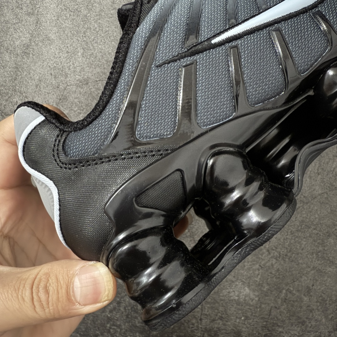 图片[3]-【Max纯原版】原版开发 Nike Shox TL系列 黑灰的 IF6202-002 NK Shox TL系列 复古舒适百搭防滑耐磨低邦柱形气垫休闲跑步鞋 鞋面采用了轻质化的材料打造，搭载鞋带系带系统以及鞋舌部分的特殊控制模块，科技感十足；采用透气纺织品和网眼鞋面与标志性的Nike Shox技术，同时提供更轻盈的感觉和大胆的外观；鞋身大面积采用织物与皮革材质拼接设计，搭配Dri-FITz透气网面，透气性拉满不闷脚。中底前掌搭载Air Max科技，后掌配置Shoxy缓震气柱，前掌气垫提供灵敏回弹，中底的气柱设计也很加分，外观上科技感十足；设计彰显个性，复古造型适配多种穿搭风格。 尺码：39 40 40.5 41 42 42.5 43 44 44.5 45 45.5 46 46.5 47.5-选品中心