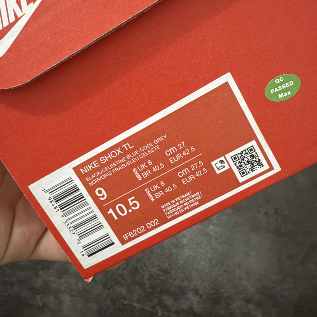 图片[10]-【Max纯原版】原版开发 Nike Shox TL系列 黑灰的 IF6202-002 NK Shox TL系列 复古舒适百搭防滑耐磨低邦柱形气垫休闲跑步鞋 鞋面采用了轻质化的材料打造，搭载鞋带系带系统以及鞋舌部分的特殊控制模块，科技感十足；采用透气纺织品和网眼鞋面与标志性的Nike Shox技术，同时提供更轻盈的感觉和大胆的外观；鞋身大面积采用织物与皮革材质拼接设计，搭配Dri-FITz透气网面，透气性拉满不闷脚。中底前掌搭载Air Max科技，后掌配置Shoxy缓震气柱，前掌气垫提供灵敏回弹，中底的气柱设计也很加分，外观上科技感十足；设计彰显个性，复古造型适配多种穿搭风格。 尺码：39 40 40.5 41 42 42.5 43 44 44.5 45 45.5 46 46.5 47.5-选品中心