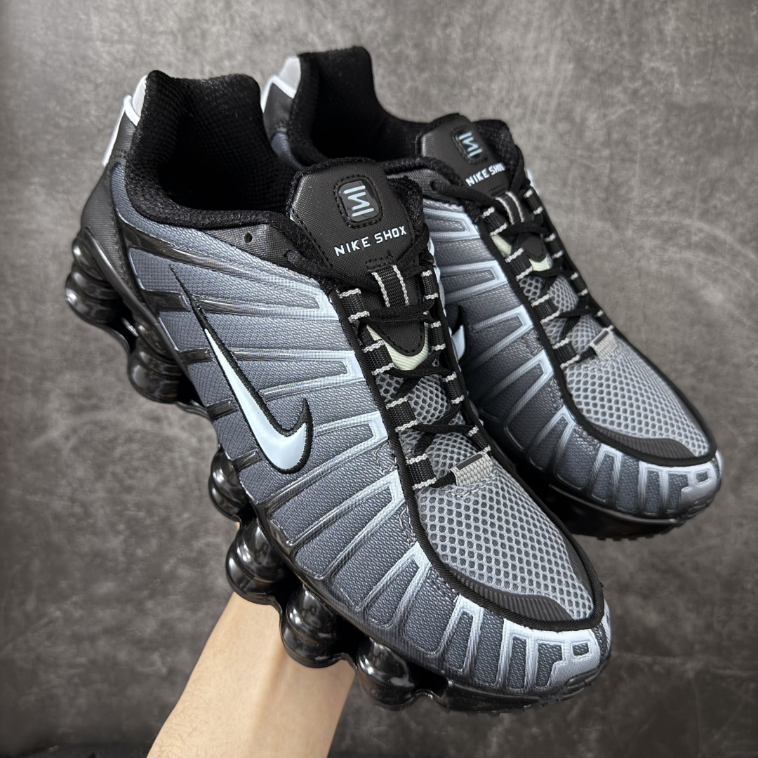 【Max纯原版】原版开发 Nike Shox TL系列 黑灰的 IF6202-002 NK Shox TL系列 复古舒适百搭防滑耐磨低邦柱形气垫休闲跑步鞋 鞋面采用了轻质化的材料打造，搭载鞋带系带系统以及鞋舌部分的特殊控制模块，科技感十足；采用透气纺织品和网眼鞋面与标志性的Nike Shox技术，同时提供更轻盈的感觉和大胆的外观；鞋身大面积采用织物与皮革材质拼接设计，搭配Dri-FITz透气网面，透气性拉满不闷脚。中底前掌搭载Air Max科技，后掌配置Shoxy缓震气柱，前掌气垫提供灵敏回弹，中底的气柱设计也很加分，外观上科技感十足；设计彰显个性，复古造型适配多种穿搭风格。 尺码：39 40 40.5 41 42 42.5 43 44 44.5 45 45.5 46 46.5 47.5-选品中心