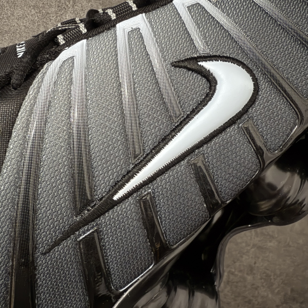 图片[4]-【Max纯原版】原版开发 Nike Shox TL系列 黑灰的 IF6202-002 NK Shox TL系列 复古舒适百搭防滑耐磨低邦柱形气垫休闲跑步鞋 鞋面采用了轻质化的材料打造，搭载鞋带系带系统以及鞋舌部分的特殊控制模块，科技感十足；采用透气纺织品和网眼鞋面与标志性的Nike Shox技术，同时提供更轻盈的感觉和大胆的外观；鞋身大面积采用织物与皮革材质拼接设计，搭配Dri-FITz透气网面，透气性拉满不闷脚。中底前掌搭载Air Max科技，后掌配置Shoxy缓震气柱，前掌气垫提供灵敏回弹，中底的气柱设计也很加分，外观上科技感十足；设计彰显个性，复古造型适配多种穿搭风格。 尺码：39 40 40.5 41 42 42.5 43 44 44.5 45 45.5 46 46.5 47.5-选品中心