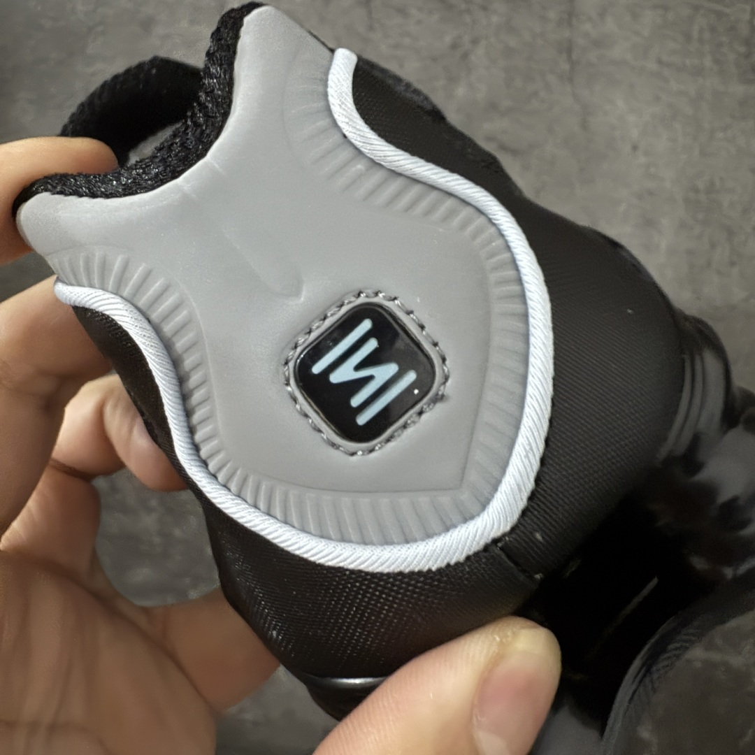 图片[2]-【Max纯原版】原版开发 Nike Shox TL系列 黑灰的 IF6202-002 NK Shox TL系列 复古舒适百搭防滑耐磨低邦柱形气垫休闲跑步鞋 鞋面采用了轻质化的材料打造，搭载鞋带系带系统以及鞋舌部分的特殊控制模块，科技感十足；采用透气纺织品和网眼鞋面与标志性的Nike Shox技术，同时提供更轻盈的感觉和大胆的外观；鞋身大面积采用织物与皮革材质拼接设计，搭配Dri-FITz透气网面，透气性拉满不闷脚。中底前掌搭载Air Max科技，后掌配置Shoxy缓震气柱，前掌气垫提供灵敏回弹，中底的气柱设计也很加分，外观上科技感十足；设计彰显个性，复古造型适配多种穿搭风格。 尺码：39 40 40.5 41 42 42.5 43 44 44.5 45 45.5 46 46.5 47.5-选品中心