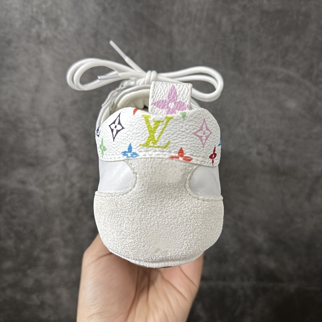 图片[4]-【纯原版】LV SNEAKERWA 芭蕾运动鞋 LV Sneakenina 芭蕾运动鞋为柔软羊皮 革勾勒绒面牛皮革饰边，再以mono grammar 帆布抒写侧面LV字母，将芭蕾舞鞋的轻盈构型与运动鞋的舒适感合二为一。Sacdetto 工艺和TPU外底完善整体，可灵活驾驭各式造型。 尺码：35、36 、37、38、39、40-选品中心