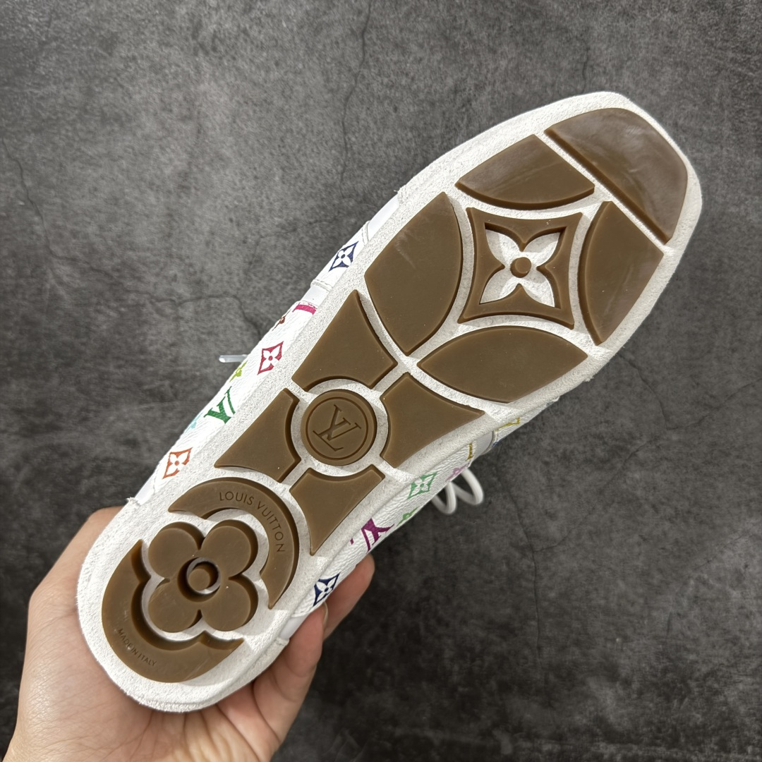 图片[9]-【纯原版】LV SNEAKERWA 芭蕾运动鞋 LV Sneakenina 芭蕾运动鞋为柔软羊皮 革勾勒绒面牛皮革饰边，再以mono grammar 帆布抒写侧面LV字母，将芭蕾舞鞋的轻盈构型与运动鞋的舒适感合二为一。Sacdetto 工艺和TPU外底完善整体，可灵活驾驭各式造型。 尺码：35、36 、37、38、39、40-选品中心