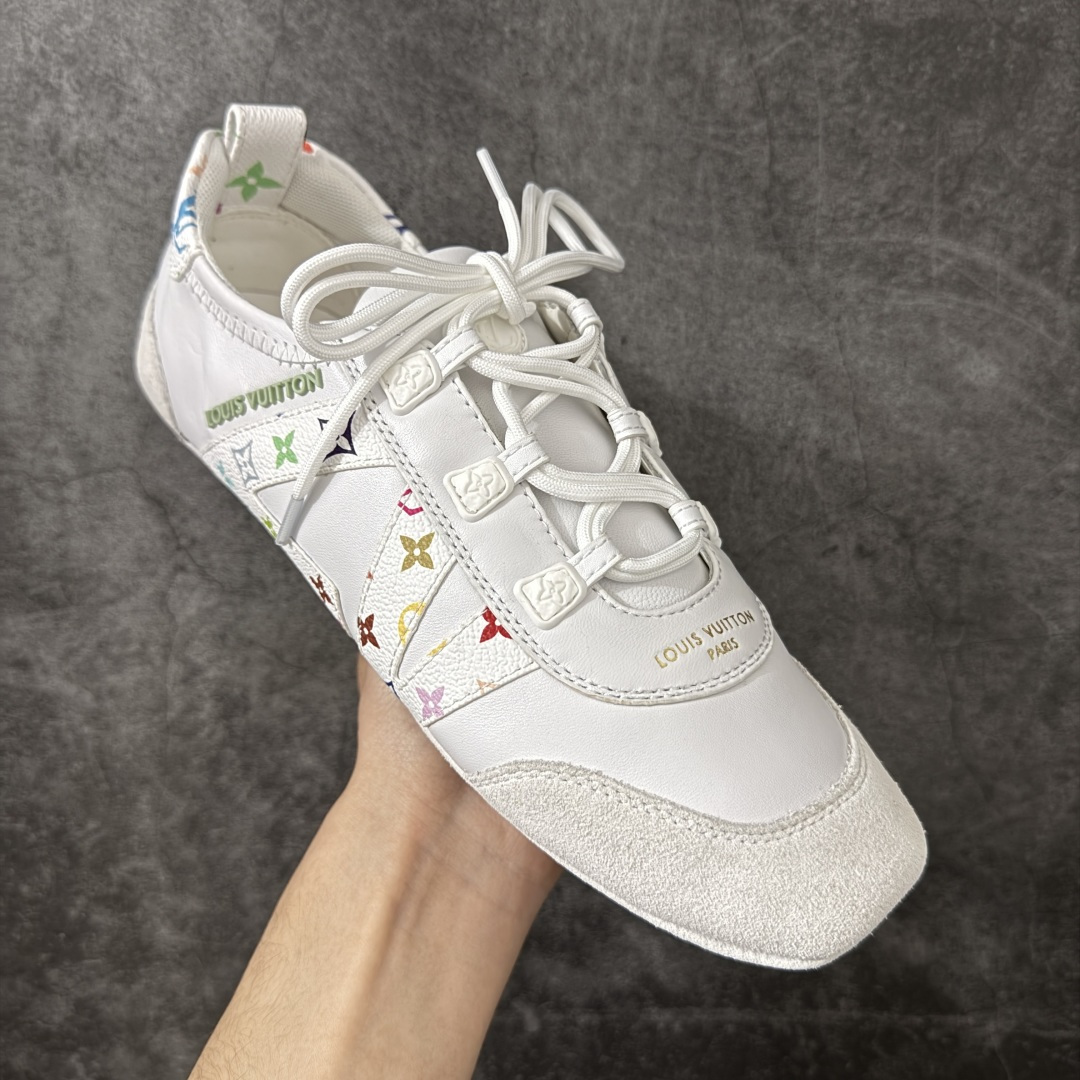 图片[3]-【纯原版】LV SNEAKERWA 芭蕾运动鞋 LV Sneakenina 芭蕾运动鞋为柔软羊皮 革勾勒绒面牛皮革饰边，再以mono grammar 帆布抒写侧面LV字母，将芭蕾舞鞋的轻盈构型与运动鞋的舒适感合二为一。Sacdetto 工艺和TPU外底完善整体，可灵活驾驭各式造型。 尺码：35、36 、37、38、39、40-选品中心