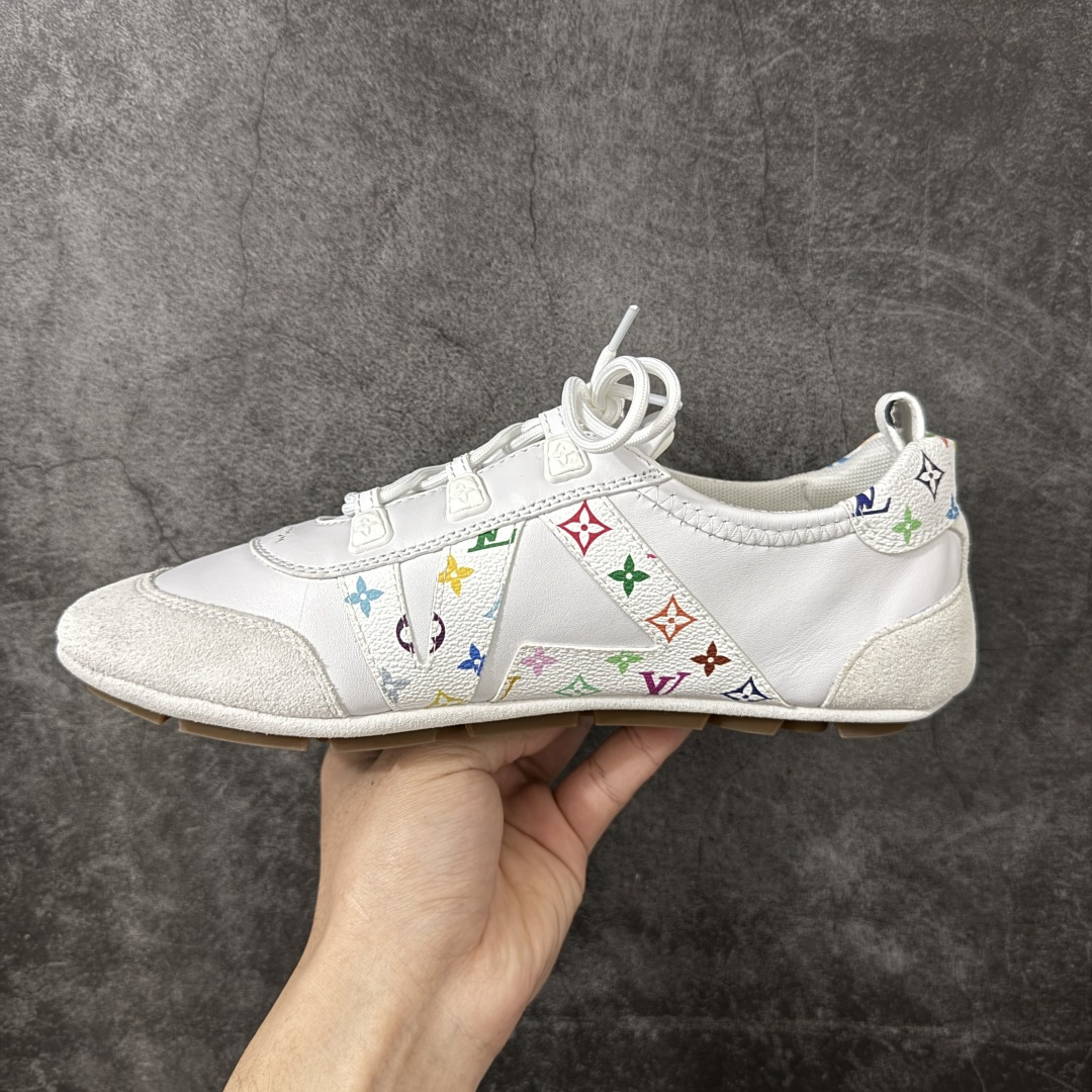 图片[2]-【纯原版】LV SNEAKERWA 芭蕾运动鞋 LV Sneakenina 芭蕾运动鞋为柔软羊皮 革勾勒绒面牛皮革饰边，再以mono grammar 帆布抒写侧面LV字母，将芭蕾舞鞋的轻盈构型与运动鞋的舒适感合二为一。Sacdetto 工艺和TPU外底完善整体，可灵活驾驭各式造型。 尺码：35、36 、37、38、39、40-选品中心