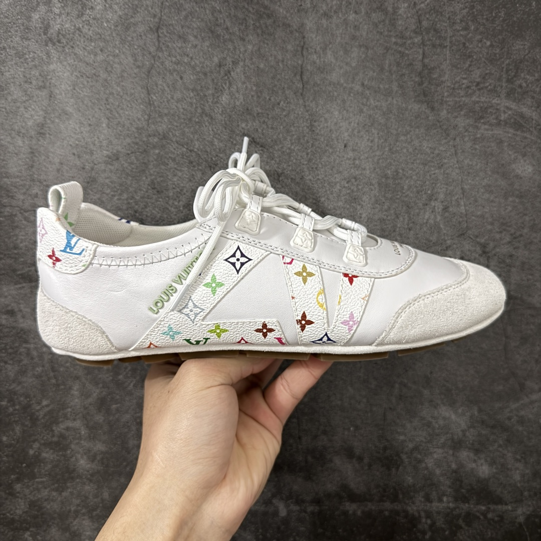 【纯原版】LV SNEAKERWA 芭蕾运动鞋 LV Sneakenina 芭蕾运动鞋为柔软羊皮 革勾勒绒面牛皮革饰边，再以mono grammar 帆布抒写侧面LV字母，将芭蕾舞鞋的轻盈构型与运动鞋的舒适感合二为一。Sacdetto 工艺和TPU外底完善整体，可灵活驾驭各式造型。 尺码：35、36 、37、38、39、40-选品中心