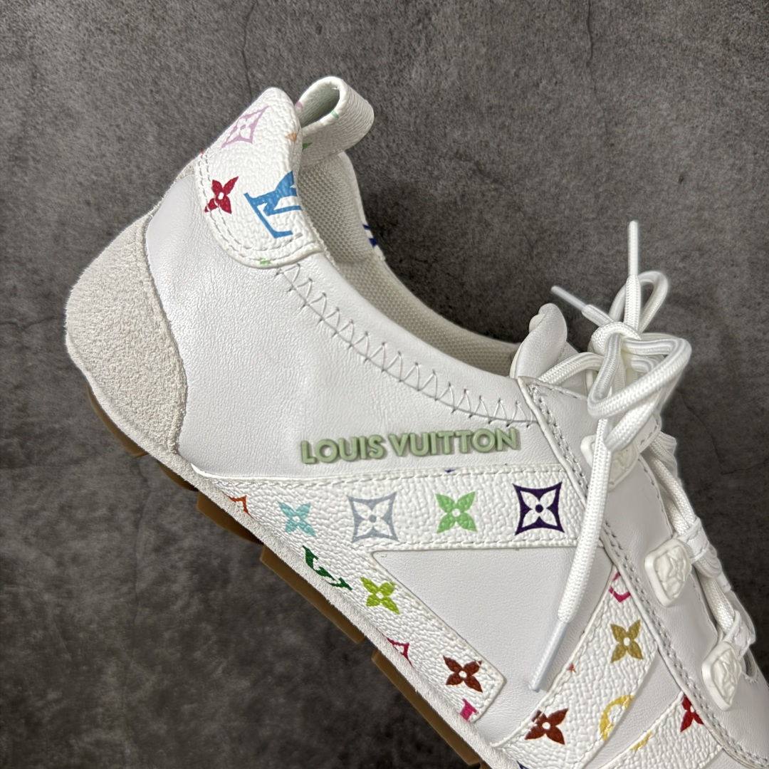 图片[7]-【纯原版】LV SNEAKERWA 芭蕾运动鞋 LV Sneakenina 芭蕾运动鞋为柔软羊皮 革勾勒绒面牛皮革饰边，再以mono grammar 帆布抒写侧面LV字母，将芭蕾舞鞋的轻盈构型与运动鞋的舒适感合二为一。Sacdetto 工艺和TPU外底完善整体，可灵活驾驭各式造型。 尺码：35、36 、37、38、39、40-选品中心