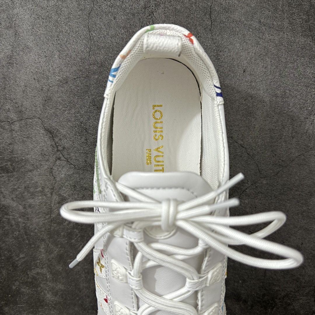 图片[8]-【纯原版】LV SNEAKERWA 芭蕾运动鞋 LV Sneakenina 芭蕾运动鞋为柔软羊皮 革勾勒绒面牛皮革饰边，再以mono grammar 帆布抒写侧面LV字母，将芭蕾舞鞋的轻盈构型与运动鞋的舒适感合二为一。Sacdetto 工艺和TPU外底完善整体，可灵活驾驭各式造型。 尺码：35、36 、37、38、39、40-选品中心